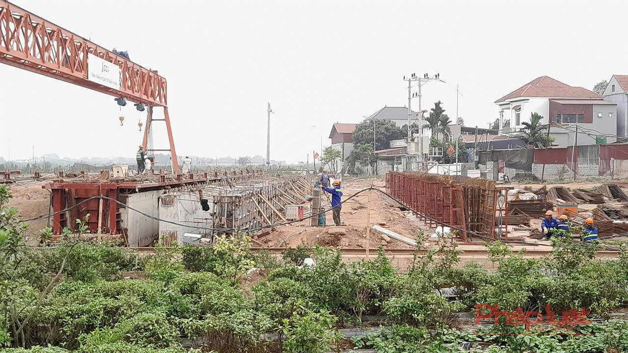 Khi các trụ cầu được thi công, hiện nay công nhân đang thực hiện đúc các dầm cầu bê tông ngay tại chân dự án.