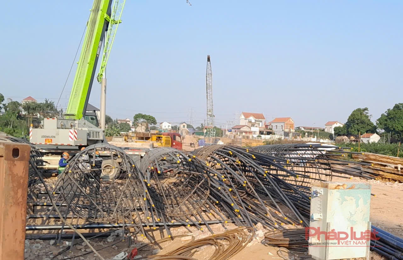 Trên sông Hồng, khu vực mặt nước đang được đơn vị thi công khoan nhồi và tiến hành làm móng cọc. Do dưới nước, vị trí không thuận lợi nên việc thi công chậm hơn so với trên mặt đất.