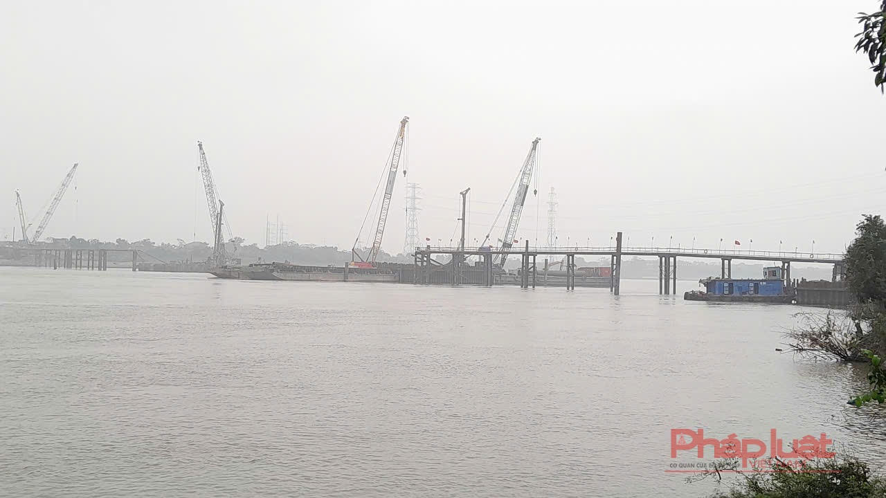 Trên sông Hồng, khu vực mặt nước đang được đơn vị thi công khoan nhồi và tiến hành làm móng cọc. Do dưới nước, vị trí không thuận lợi nên việc thi công chậm hơn so với trên mặt đất.