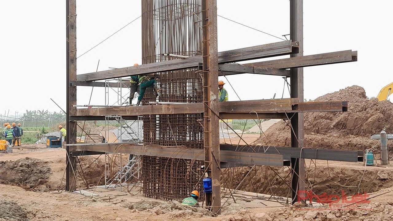 Một số trụ cầu phía bên bãi sông thuộc khu vực tỉnh Hưng Yên đã được đổ bê tông.