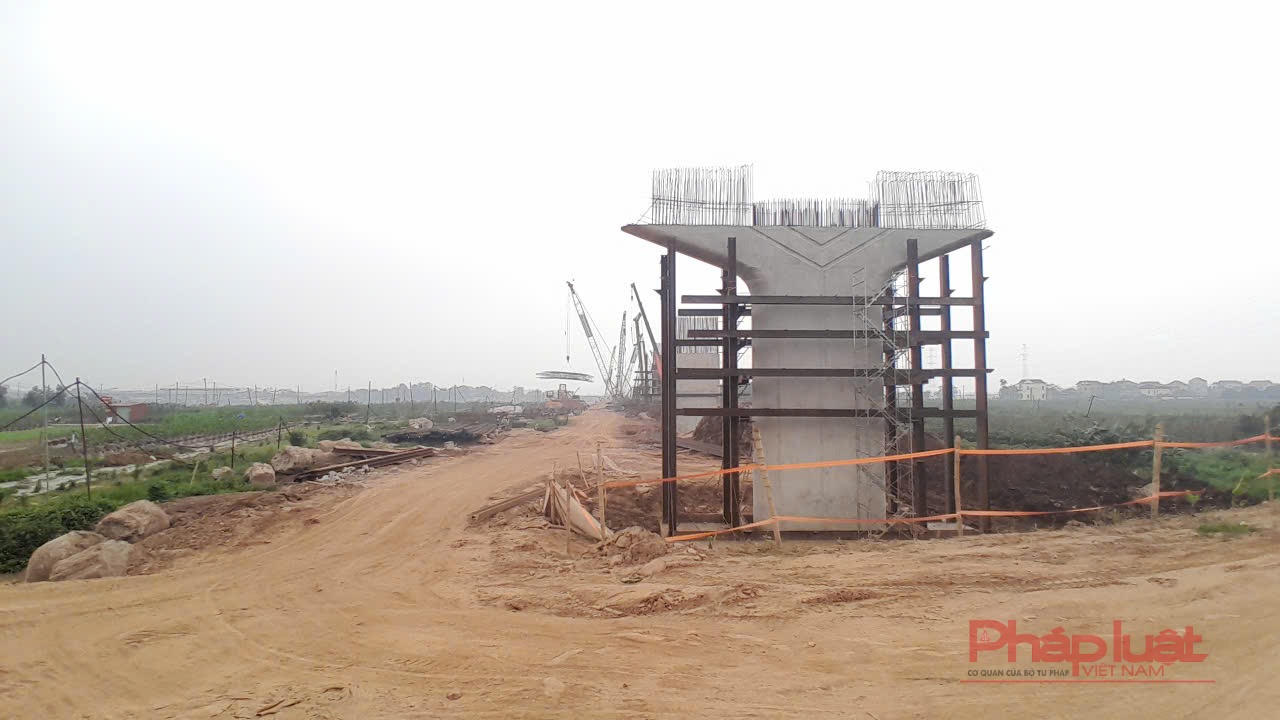 Về cơ bản, những trụ cầu phía ngoài bãi sông trên đất đã được hoàn thiện.