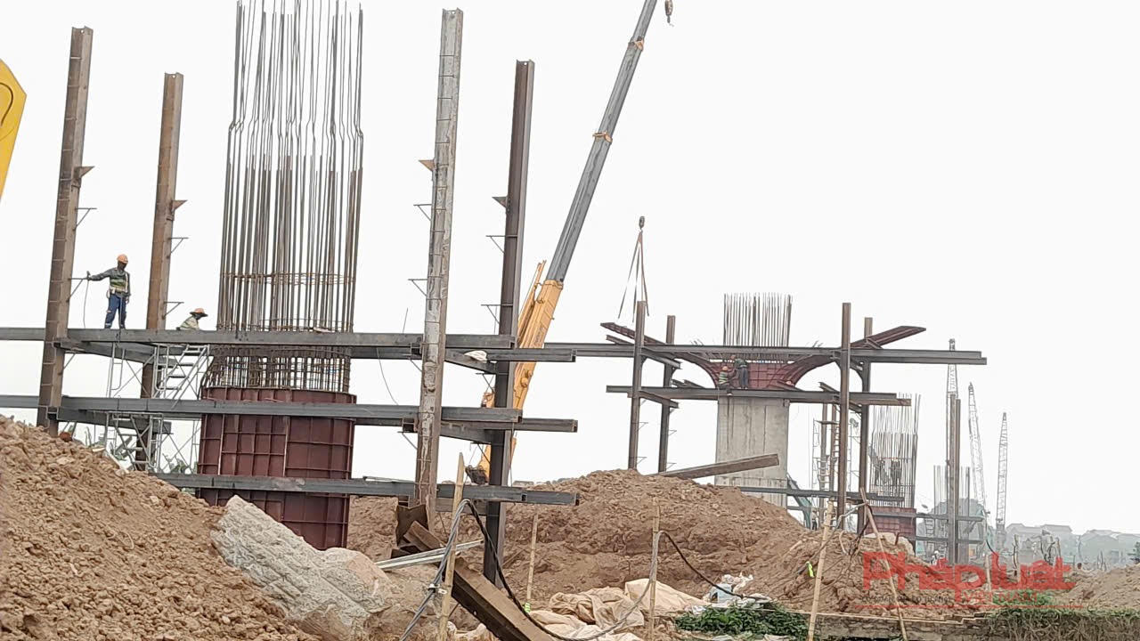Trên sông Hồng, khu vực mặt nước đang được đơn vị thi công khoan nhồi và tiến hành làm móng cọc. Do dưới nước, vị trí không thuận lợi nên việc thi công chậm hơn so với trên mặt đất.