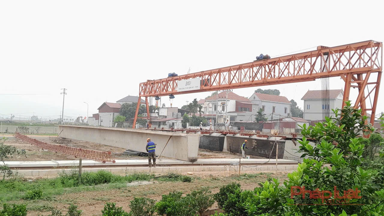 Khi các trụ cầu được thi công, hiện nay công nhân đang thực hiện đúc các dầm cầu bê tông ngay tại chân dự án.