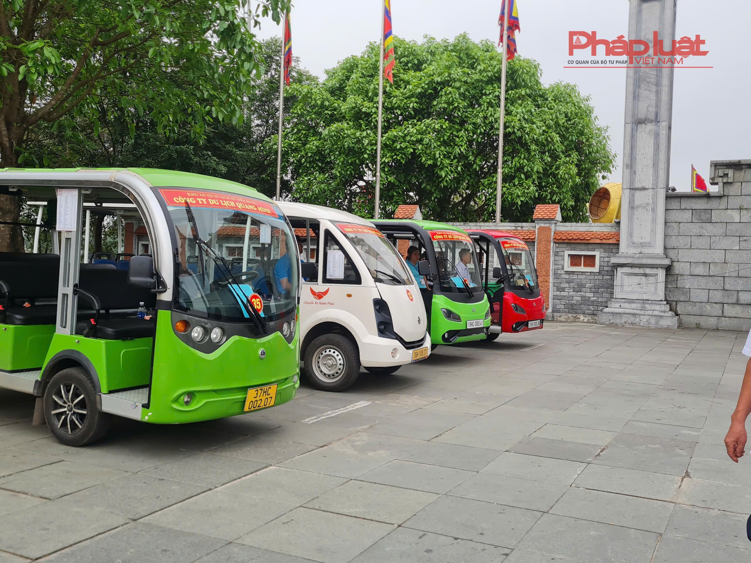 Hệ thống xe điện phục vụ hàng nghìn lượt khách về Đất Tổ. Quy định về việc thu tiền trông giữ xe cho du khách về Đền Hùng được niêm yết cụ thể, rõ ràng.