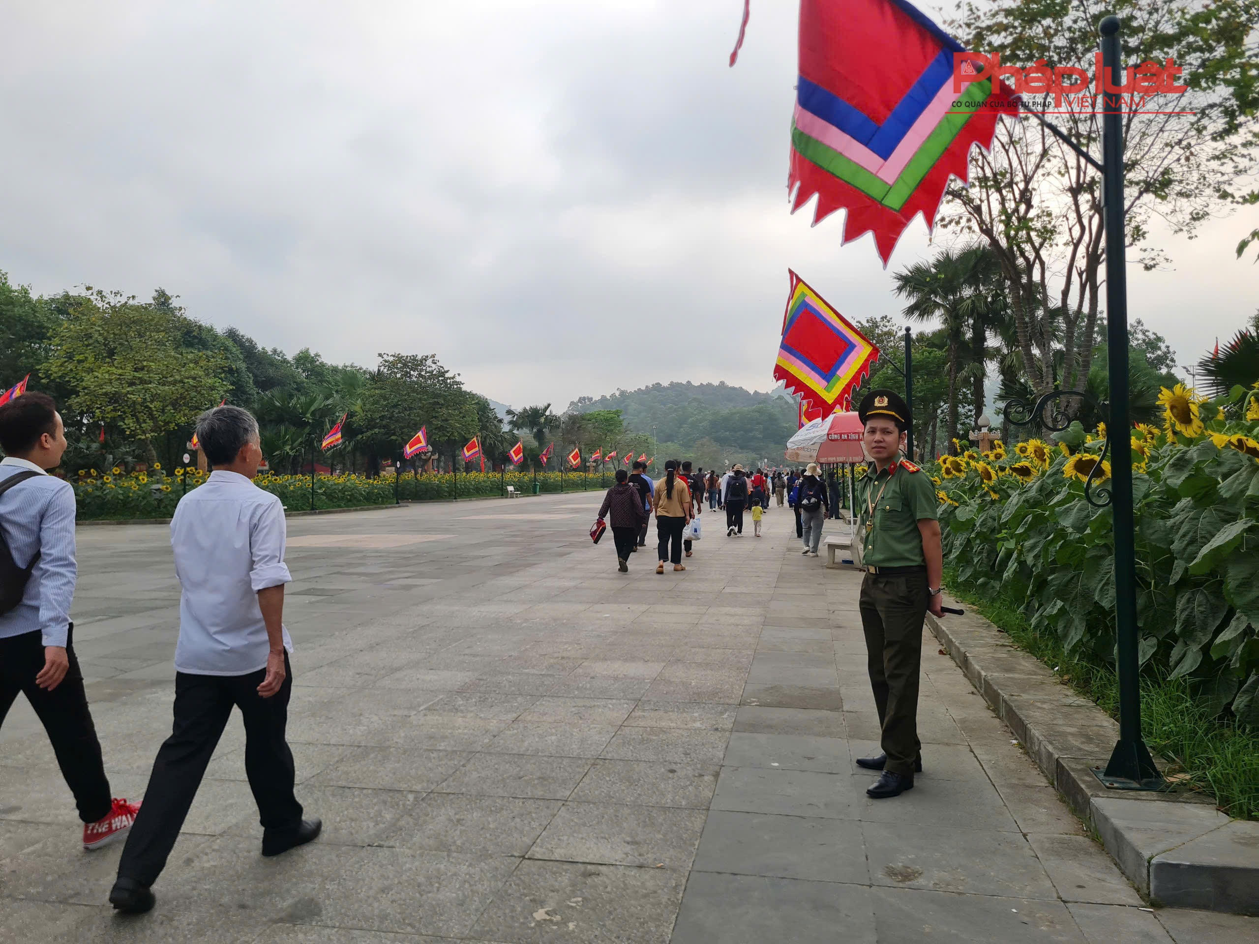 Lực lượng an ninh được bố trí dày đặc đảm bảo công tác an ninh trật tại Đền Hùng.