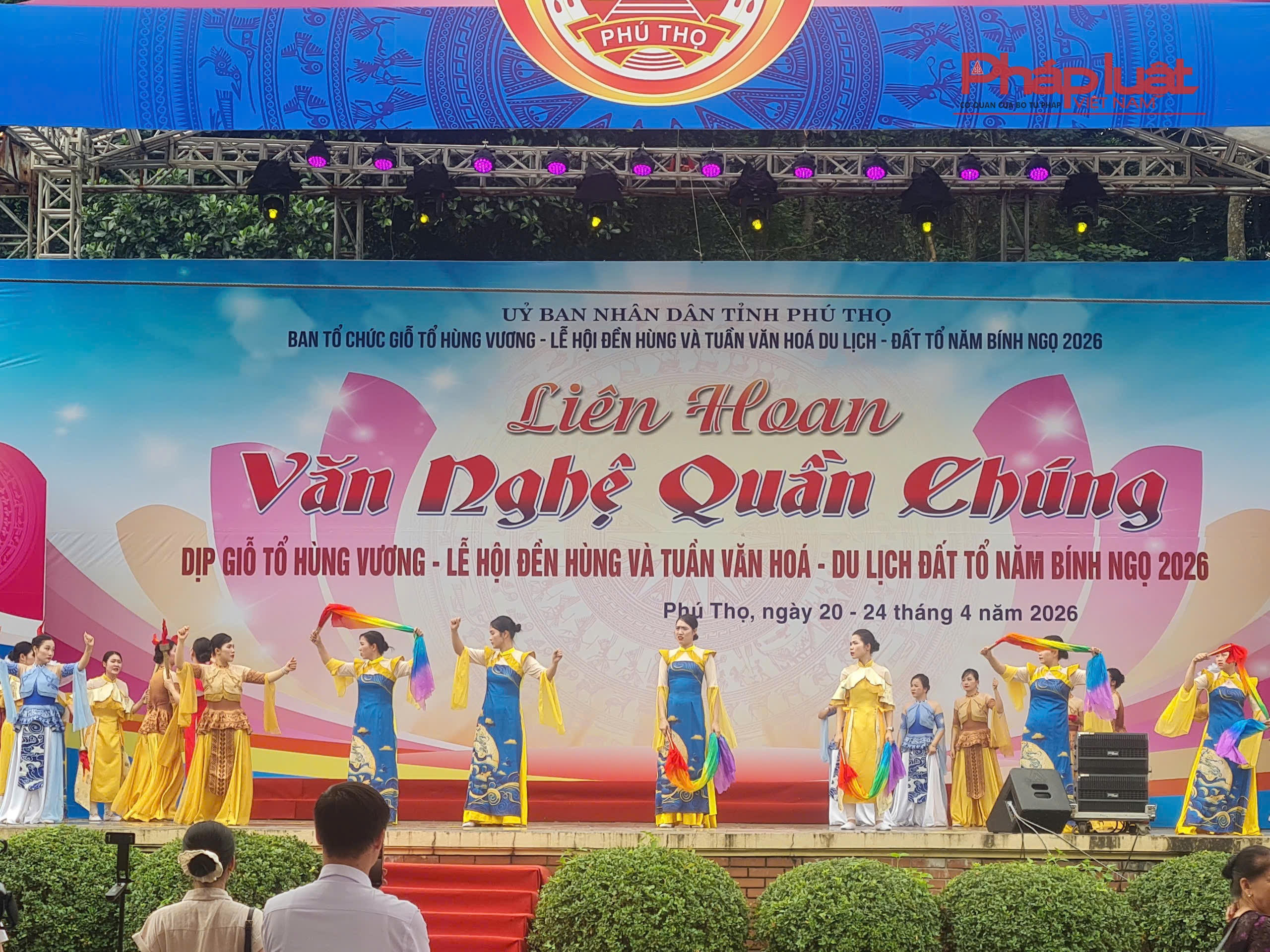 Nhiều chương trình văn hoá, văn nghệ và các hoạt động nghệ thuật đặc sắc diễn ra trong khuôn khổ Lễ hội.