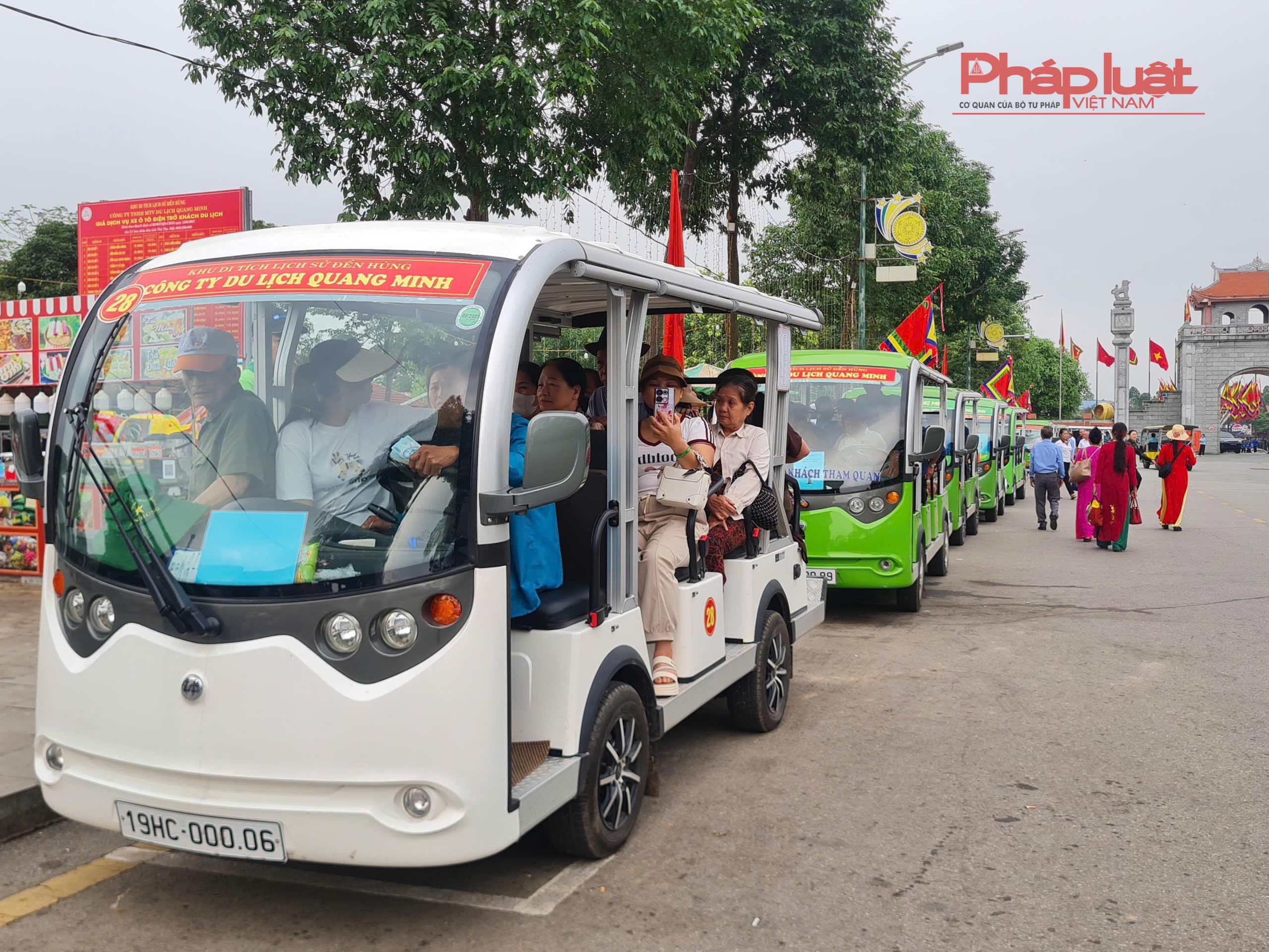 Hệ thống xe điện phục vụ hàng nghìn lượt khách về Đất Tổ. Quy định về việc thu tiền trông giữ xe cho du khách về Đền Hùng được niêm yết cụ thể, rõ ràng.