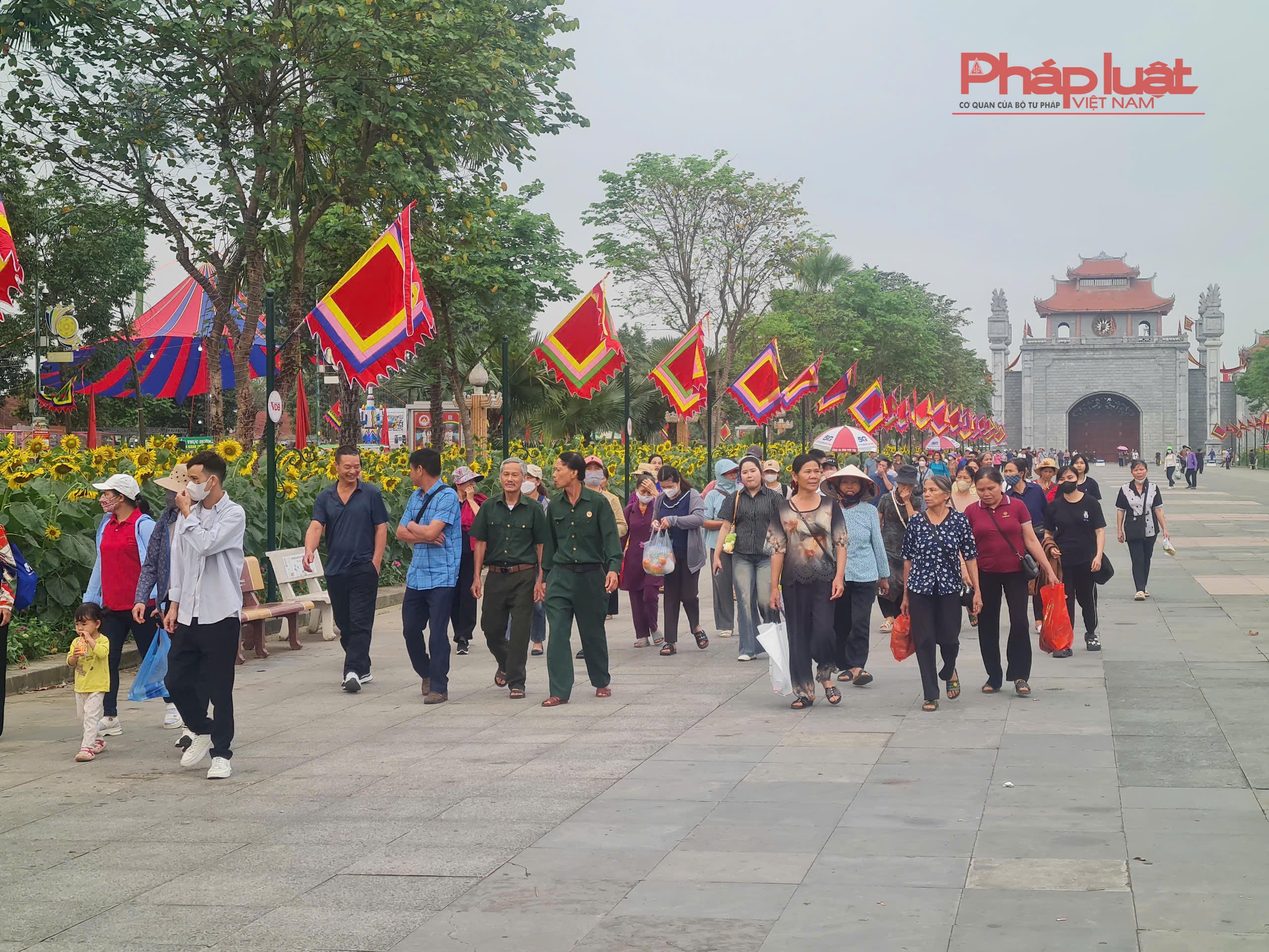 Ngay từ sáng sớm, từng đoàn người nối tiếp nhau từ khắp mọi miền đổ về Đền Hùng.
