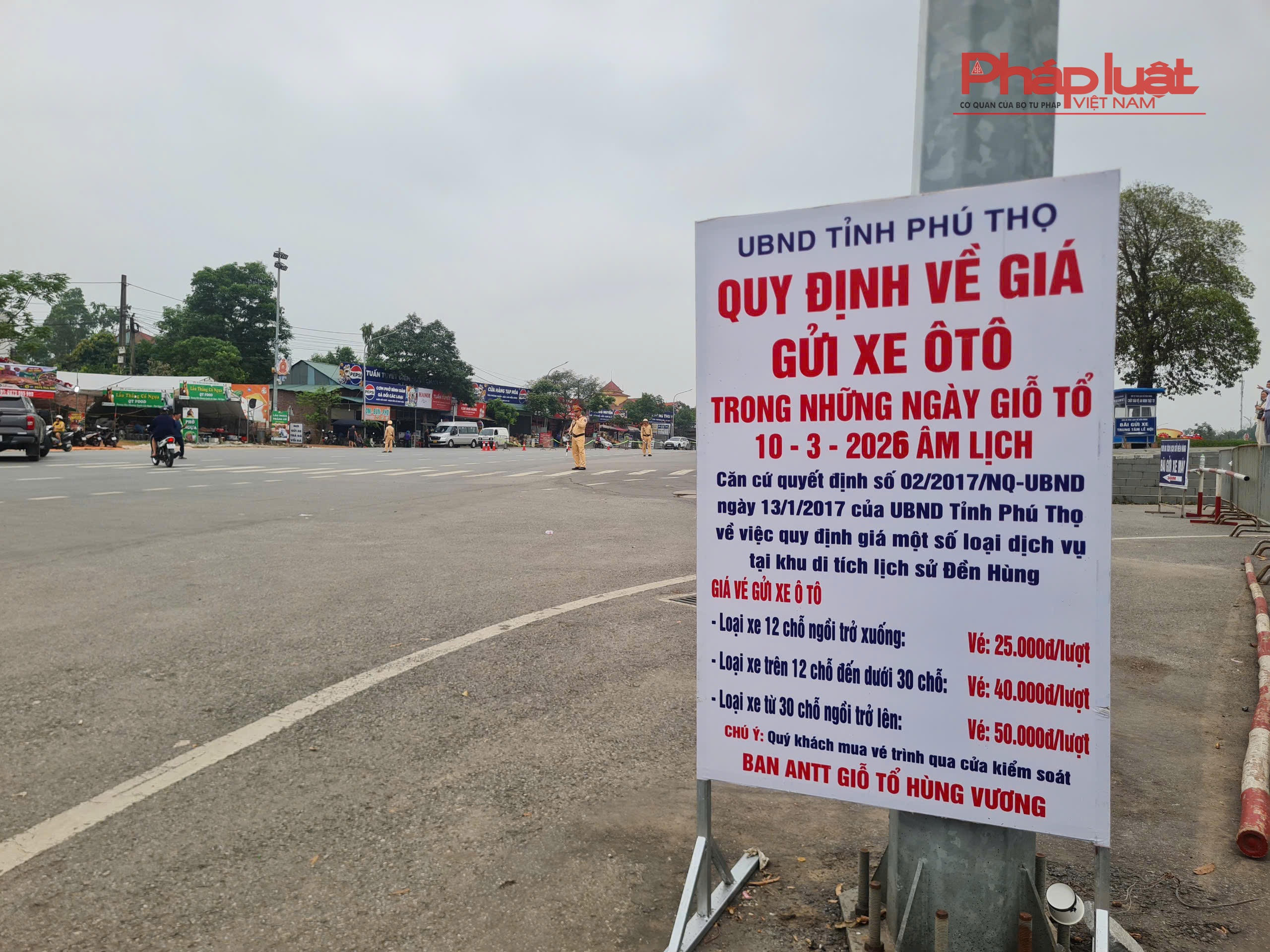 Hệ thống xe điện phục vụ hàng nghìn lượt khách về Đất Tổ. Quy định về việc thu tiền trông giữ xe cho du khách về Đền Hùng được niêm yết cụ thể, rõ ràng.
