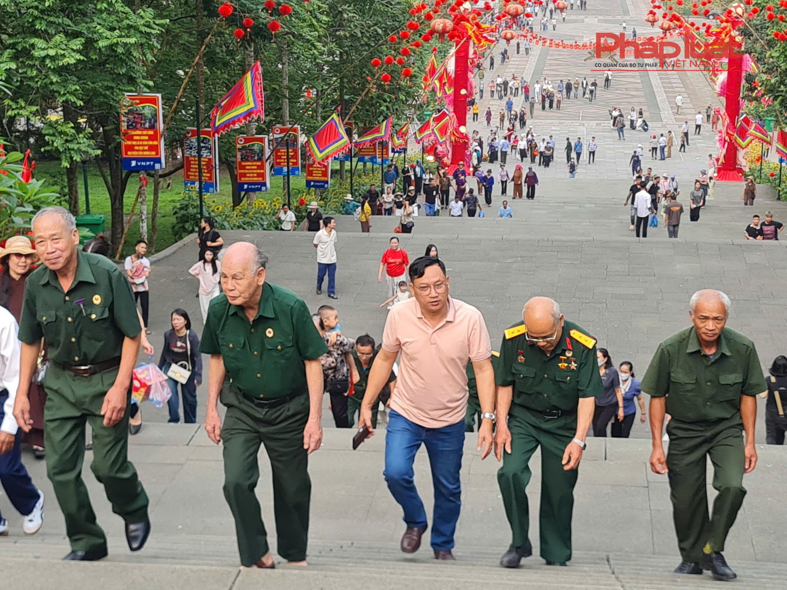 Các cựu chiến binh, cựu quân nhân hành hương về Đất Tổ. Dòng người nườm nượp hướng từ Đền Hạ bắt đầu cuộc hành trình. Đông đảo du khách thập phương tại Đền Hạ.