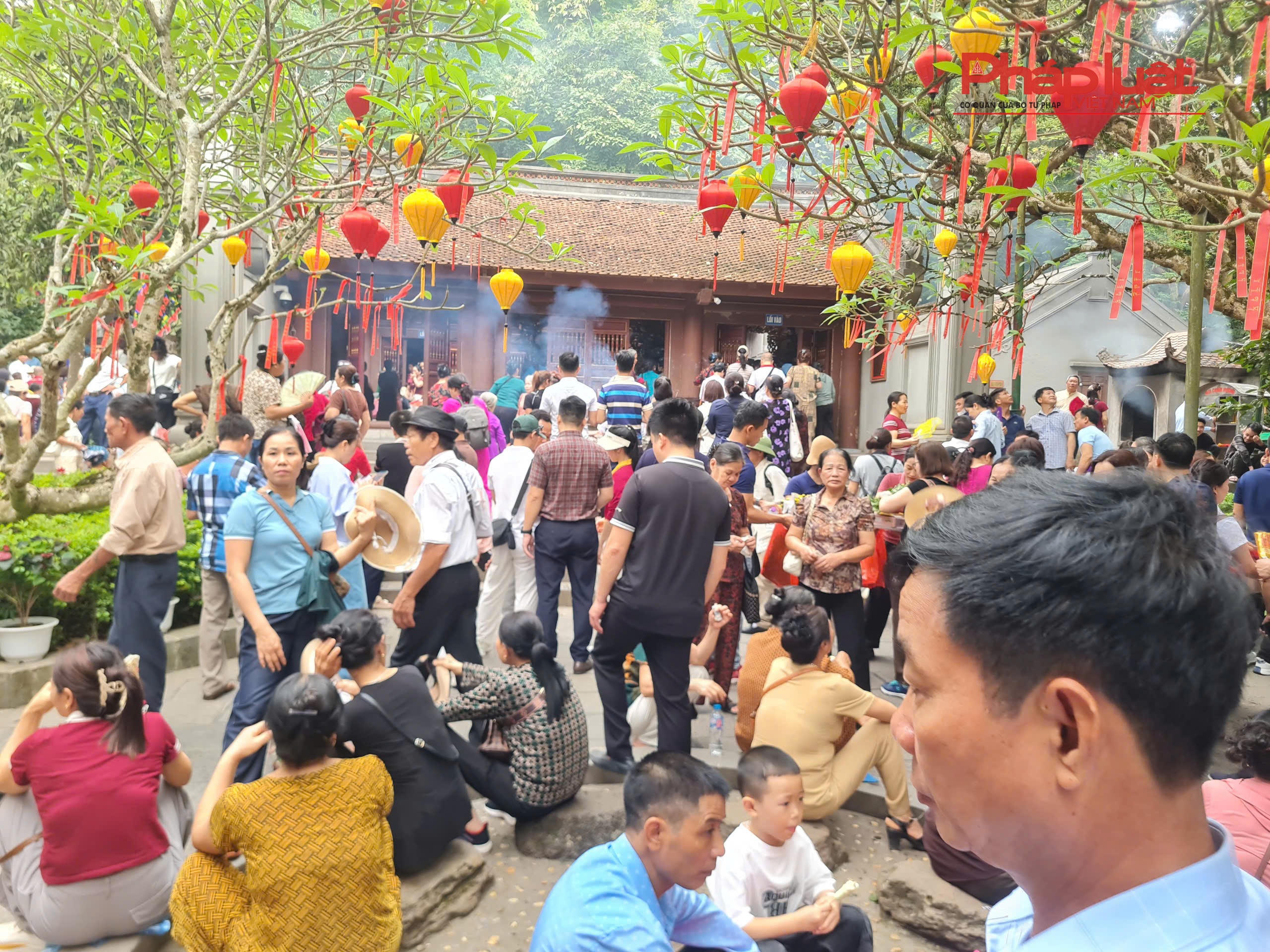 Các cựu chiến binh, cựu quân nhân hành hương về Đất Tổ. Dòng người nườm nượp hướng từ Đền Hạ bắt đầu cuộc hành trình. Đông đảo du khách thập phương tại Đền Hạ.