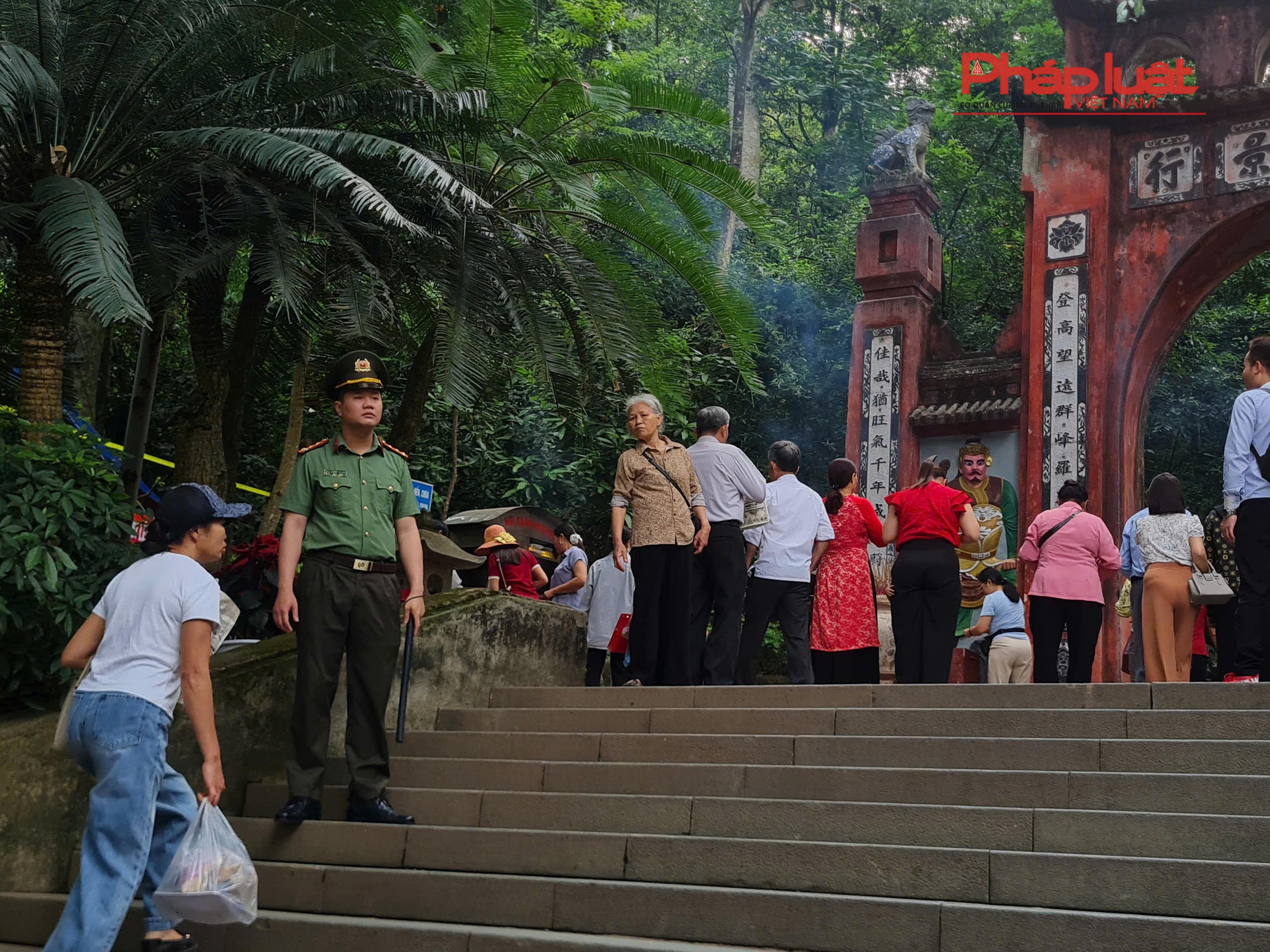 Lực lượng an ninh được bố trí dày đặc đảm bảo công tác an ninh trật tại Đền Hùng.