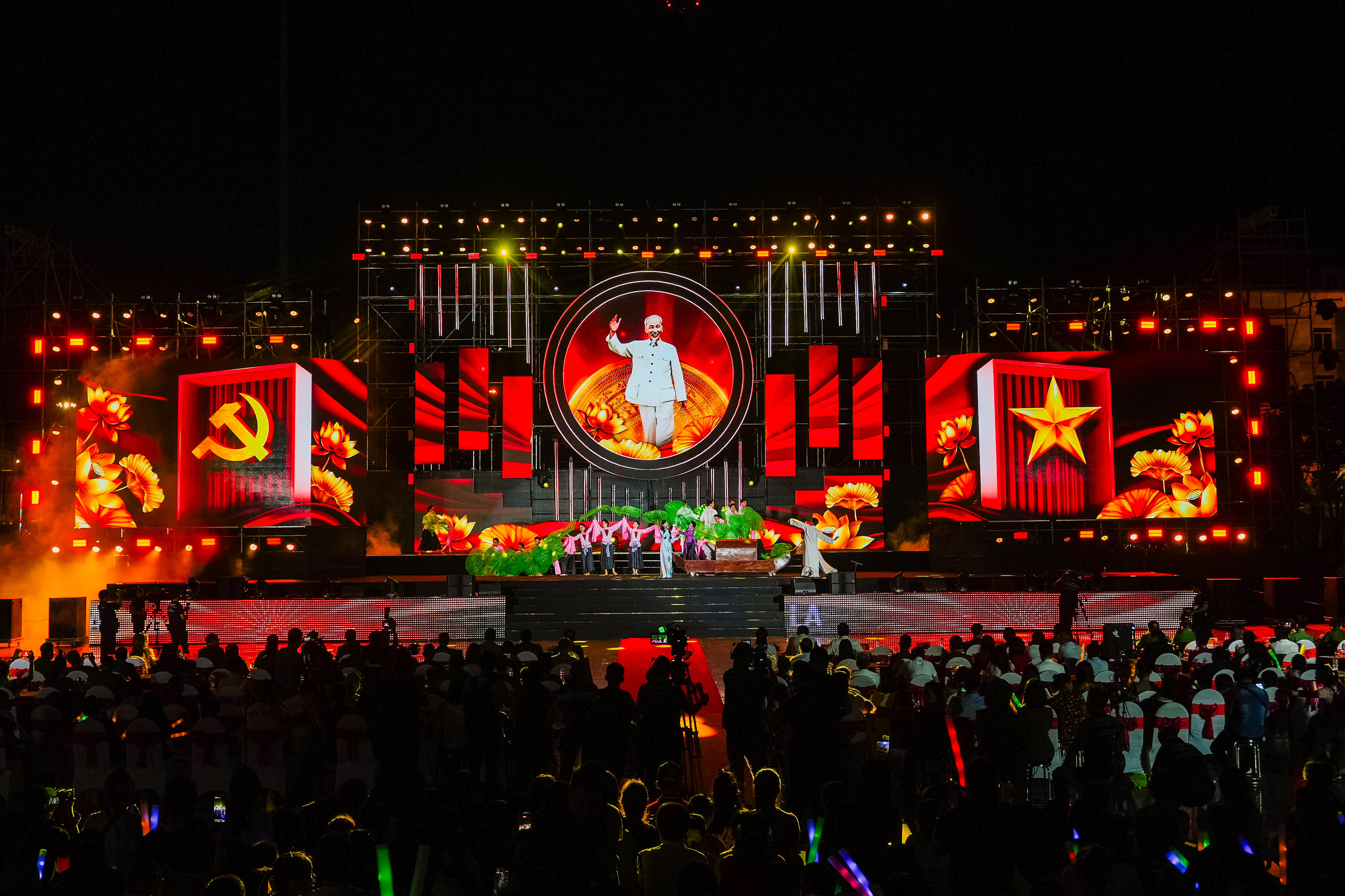 Các chương trình nghệ thuật đặc sắc thu hút sự chú ý của đông đảo người dân.