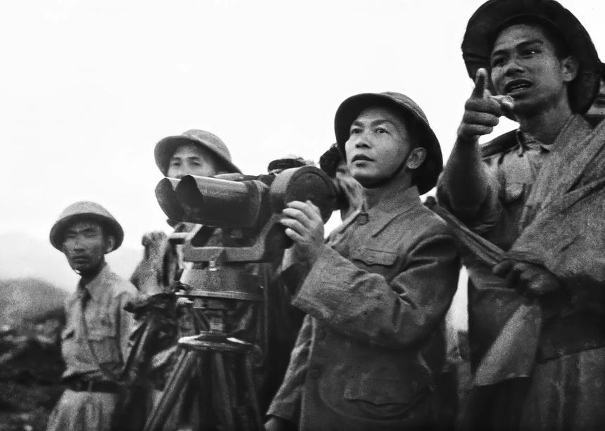 Đại tướng Võ Nguyên Giáp quan sát trung tâm Mường Thanh trên Đồi E1, chuẩn bị tổng tấn công đợt 3 của chiến dịch Điện Biên Phủ