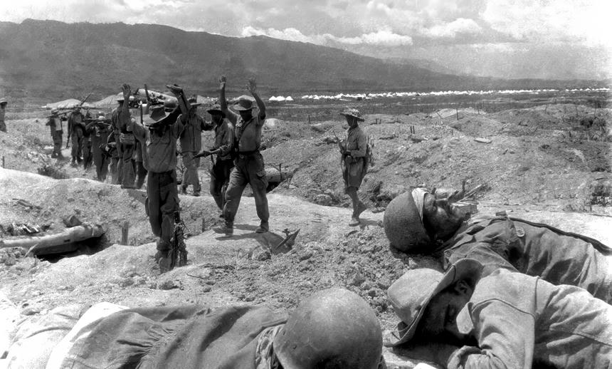 Quân ta áp giải tù binh trên đồi A1