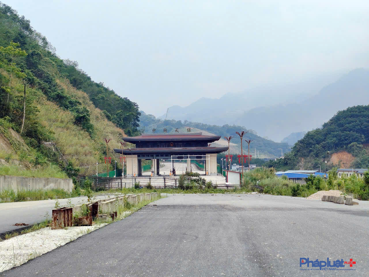 Trong khi dự án ở phía nước ta bỏ hoang vì chậm giải phóng mặt bằng, thì phía bên kia công trình cửa khẩu nước bạn đã hoàn thiện và hiện đang chờ 2 bên thông quan. (Ảnh: P. Họ).