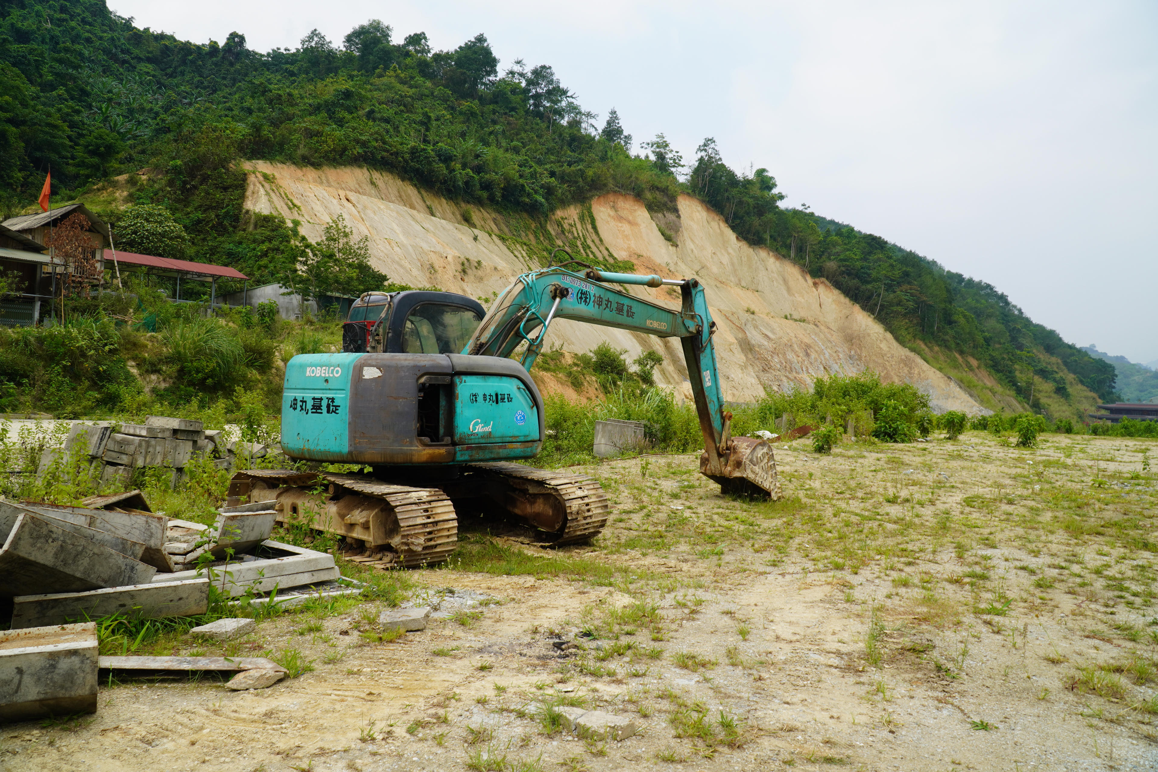 Hiện nay nhiều máy móc, thiết bị vẫn đang được đơn vị thi công để nguyên tại công trường sau nhiều năm dừng thi công. (Ảnh: P. Họ).
