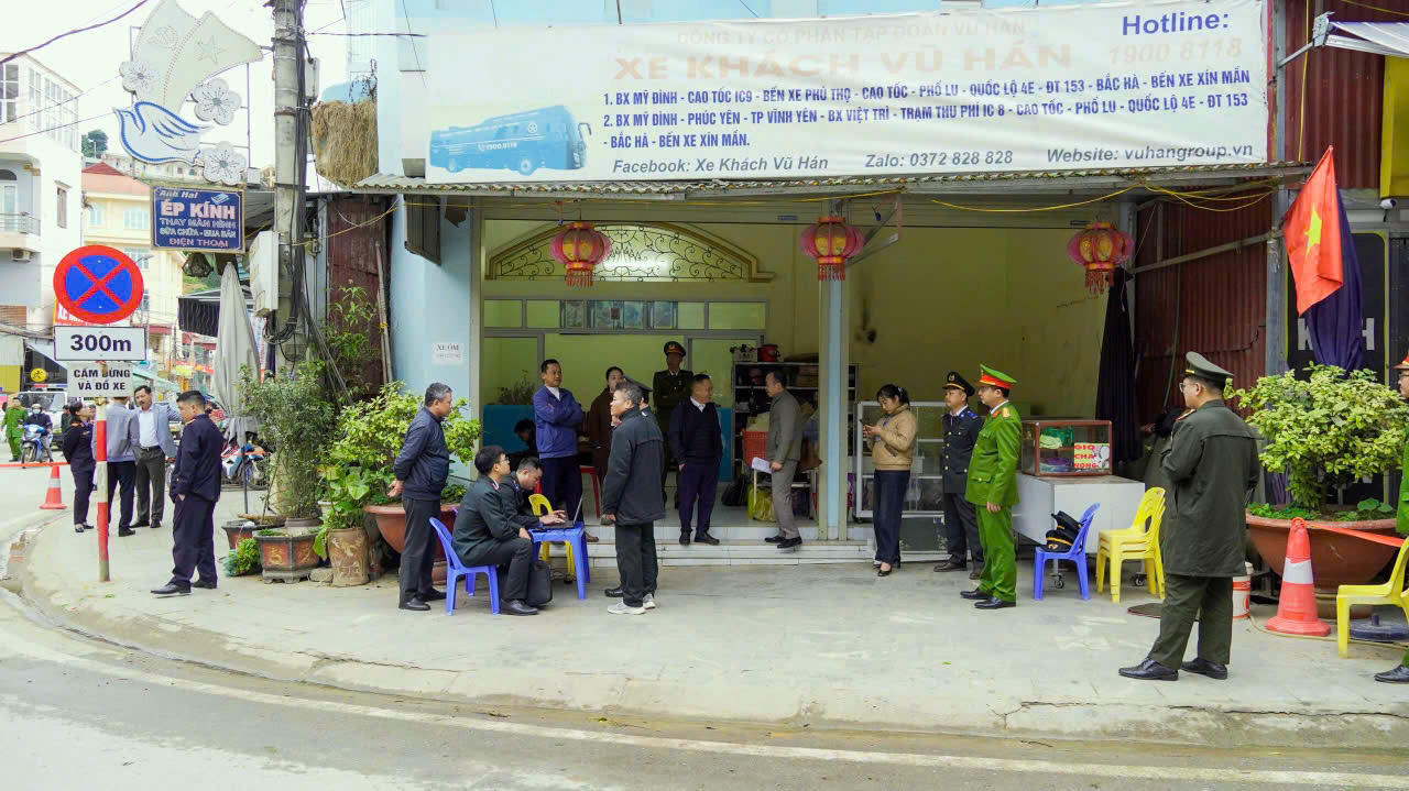 Phòng Thi hành án dân sự Khu vực 6 chủ trì phối hợp cưỡng chế bàn giao tài sản cho người trúng đấu giá ở xã Pà Vầy Sủ, tỉnh Tuyên Quang (Ảnh chụp tháng 2/2025).