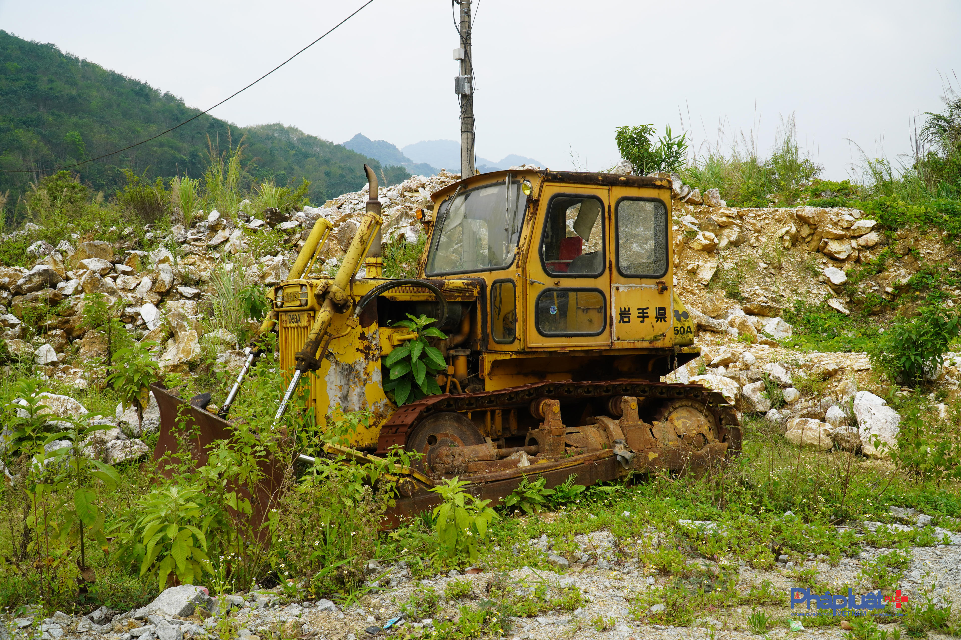 Hiện nay nhiều máy móc, thiết bị vẫn đang được đơn vị thi công để nguyên tại công trường sau nhiều năm dừng thi công. (Ảnh: P. Họ).
