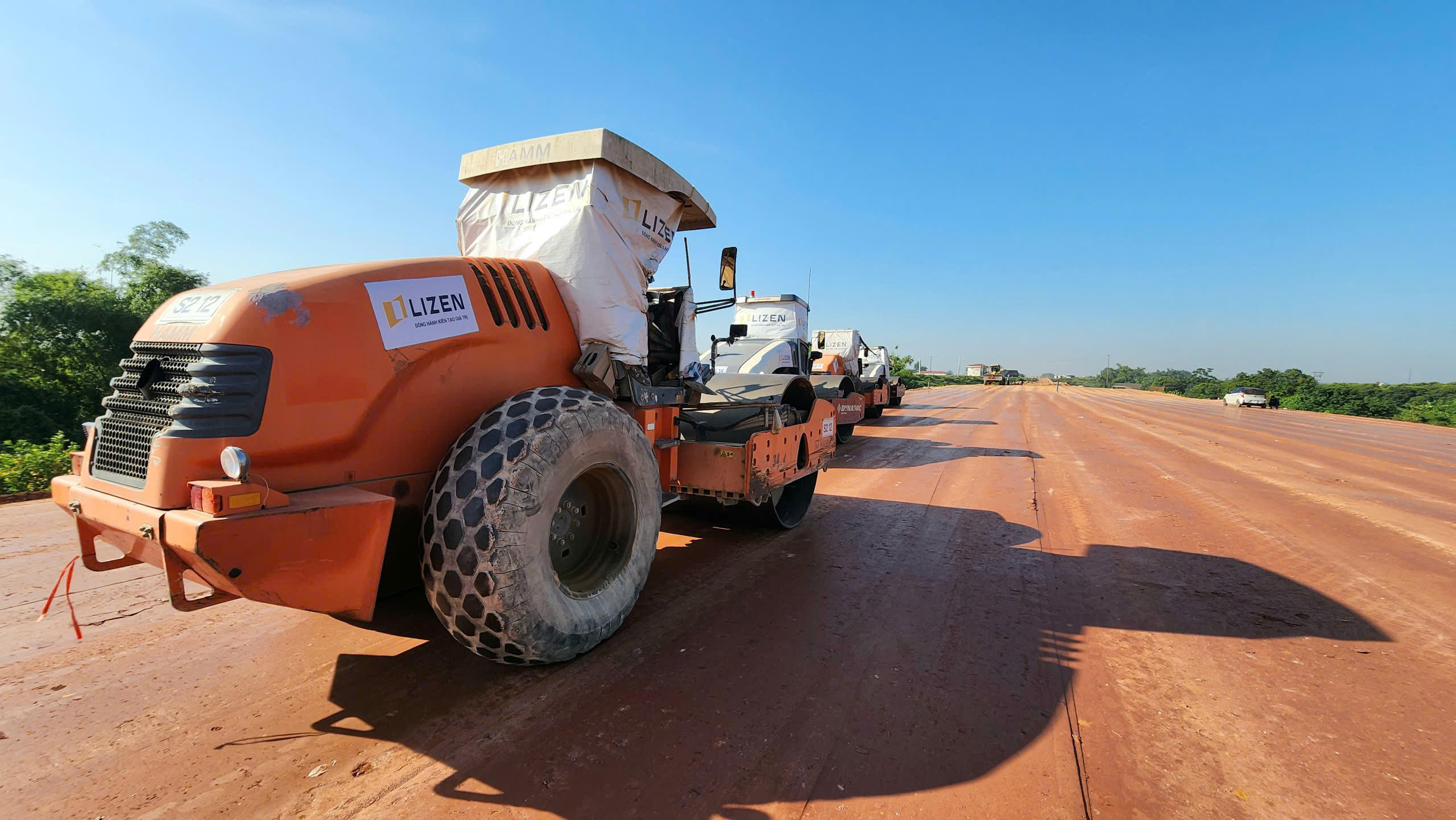 Giữa trời nắng nóng tháng 5, nhiệt độ ngoài trời ở mức gần 40 độ C, lực lượng công nhân đang cấp tập thi công.