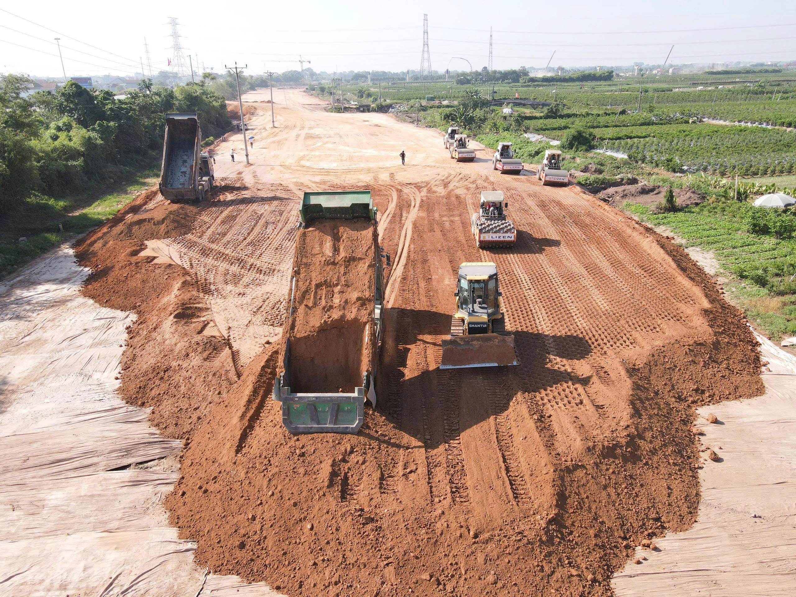 Máy móc, thiết bị, nhân công đang đổ đất, san nền tại dự án.