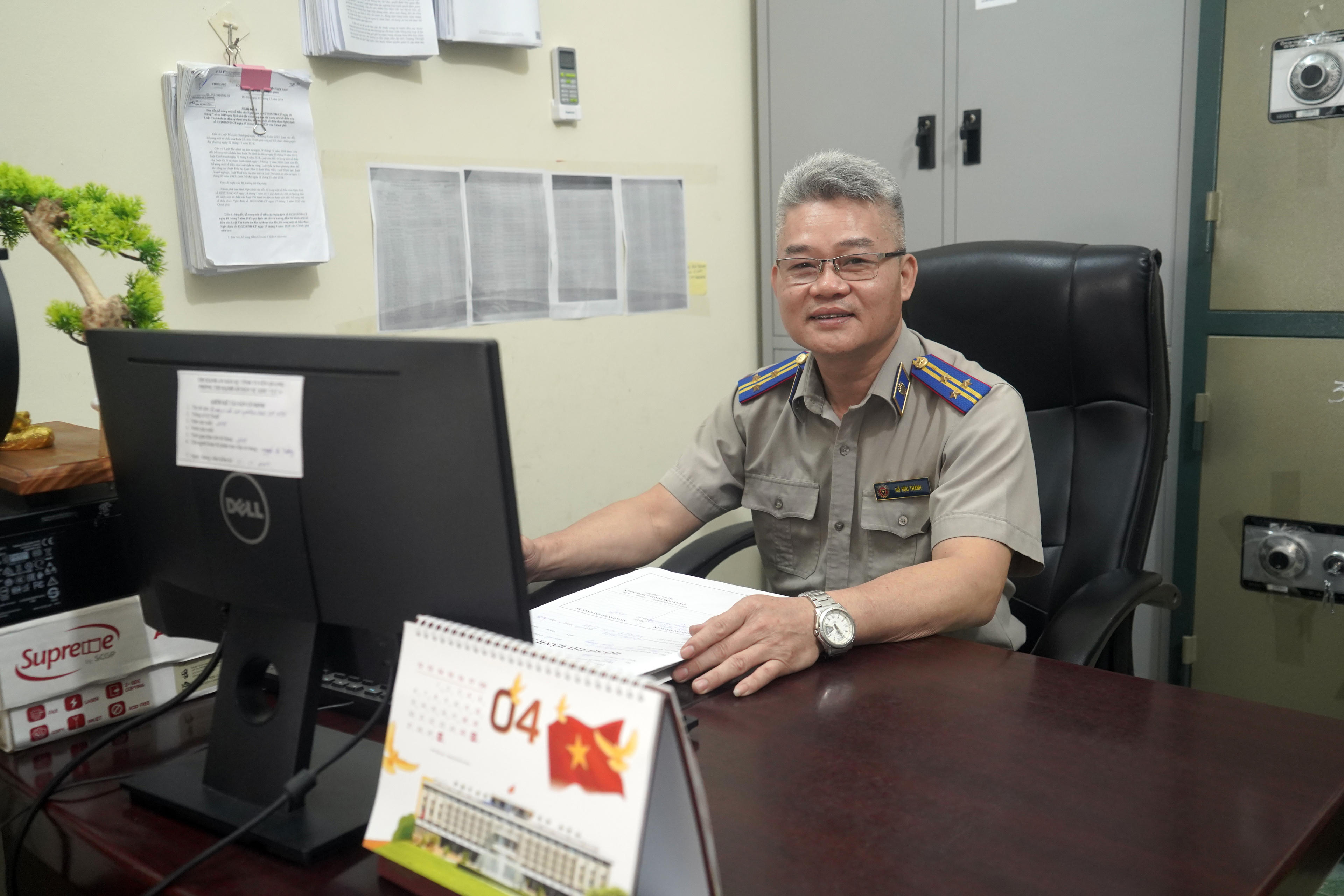 Chấp hành viên Hồ Hữu Thành. (Ảnh: P. Họ).