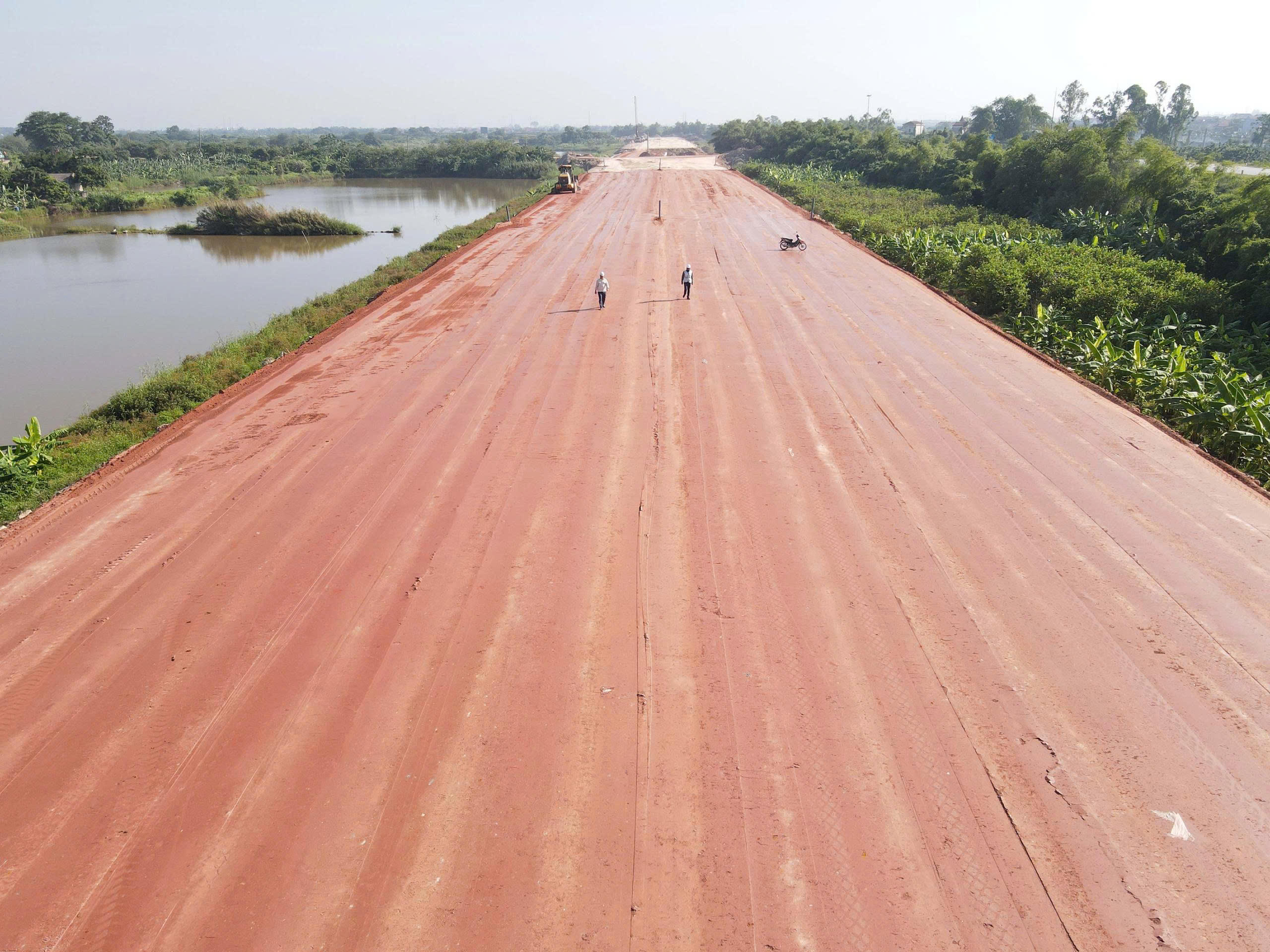 Ghi nhận của Phóng viên vào những ngày cuối tháng 5/2026 (sau gần 1 năm thi công), hiện nay dự án tuyến đường di sản chạy dọc bờ sông Hồng qua tỉnh Hưng Yên đang dần hình thành.