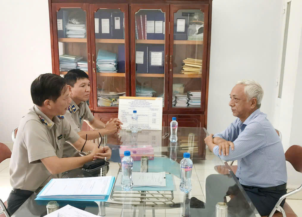 Ông Vũ Quang Hiện (bìa trái) tiếp công dân