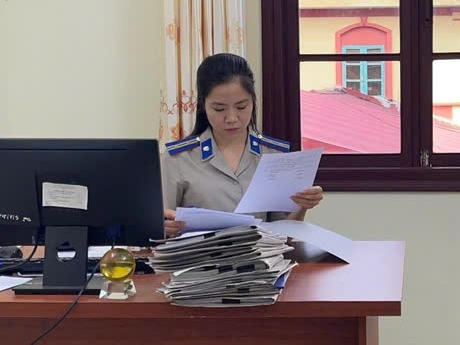 Chấp hành viên Phan Thị Huyền.