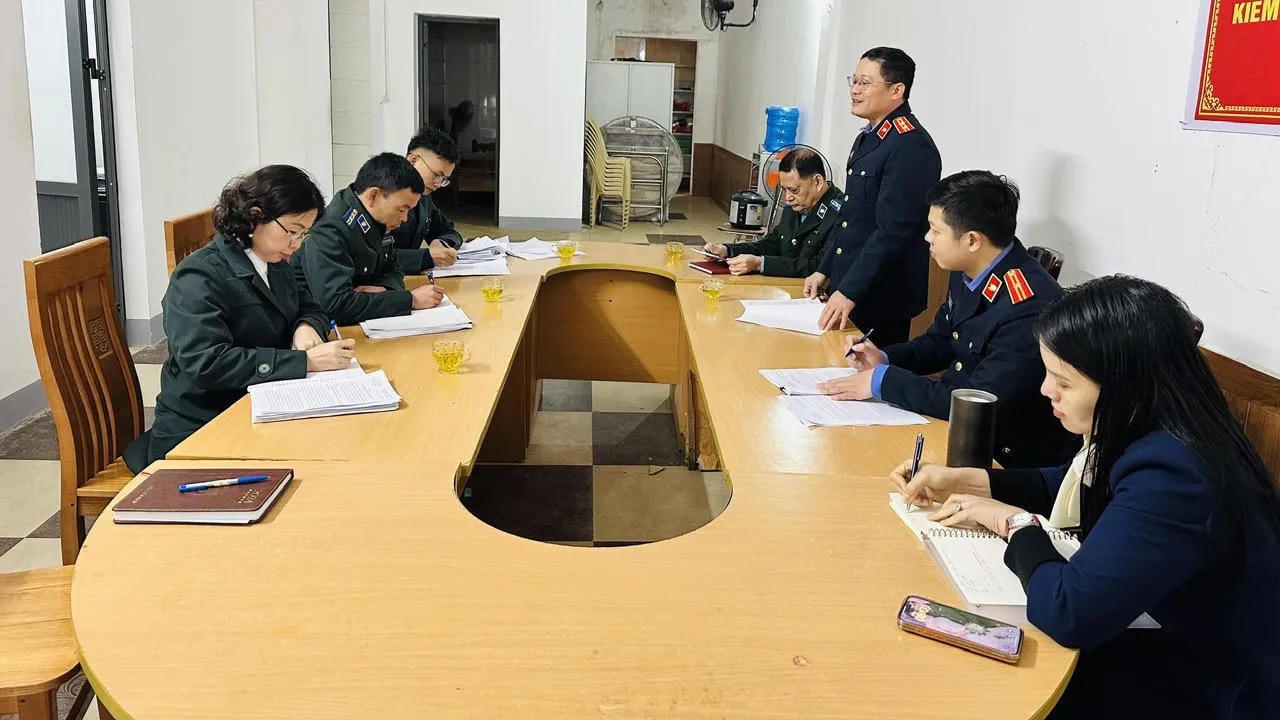 Một buổi họp nghiệp vụ công tác THADS tại Chi cục THADS huyện Hương Khê