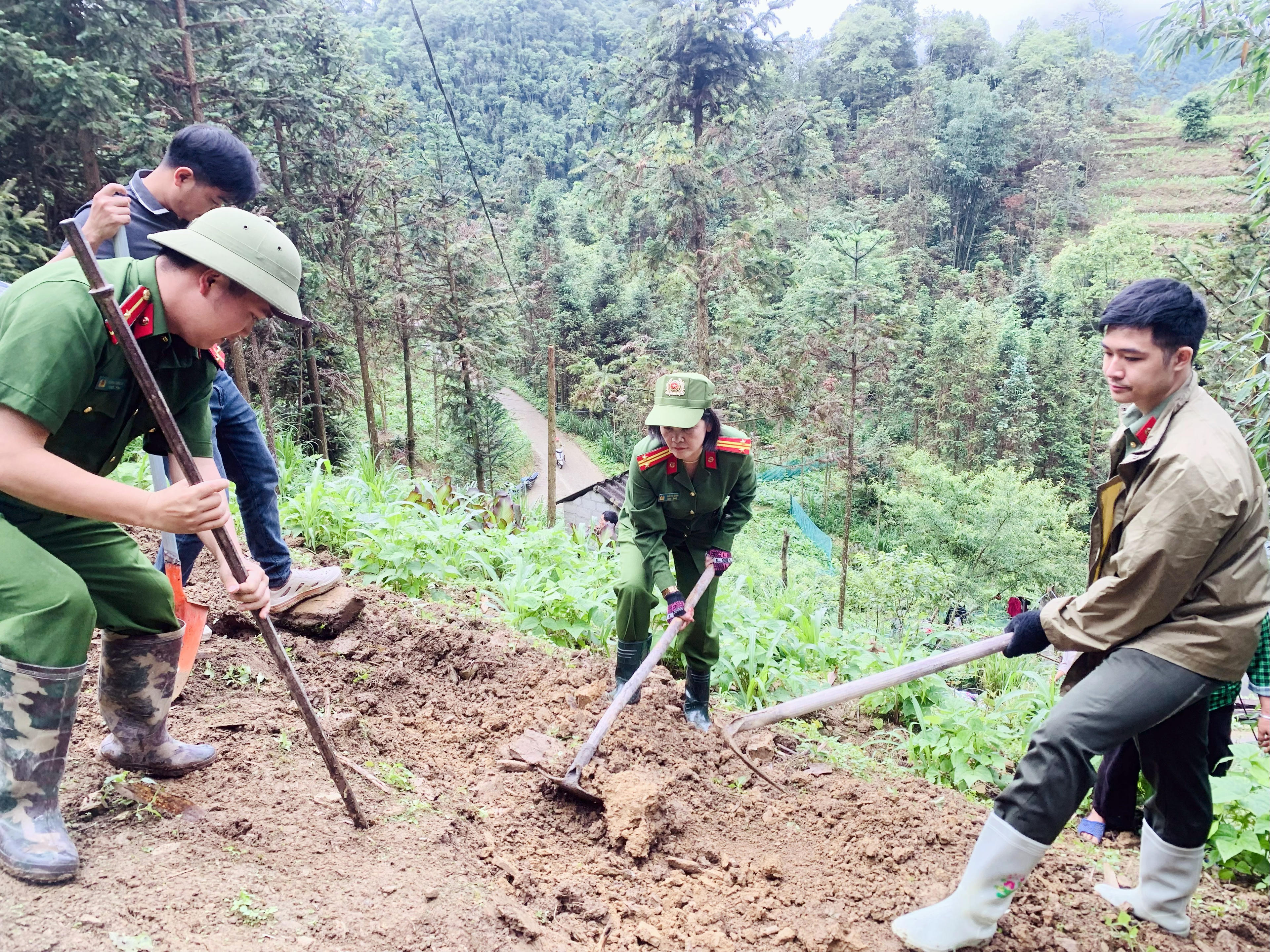 Các lực lượng và nhân dân trên địa bàn xã khẩn trương mở đường với tinh thần làm việc trách nhiệm, hối hả, khẩn trương. Ảnh: Hoàng Chính.