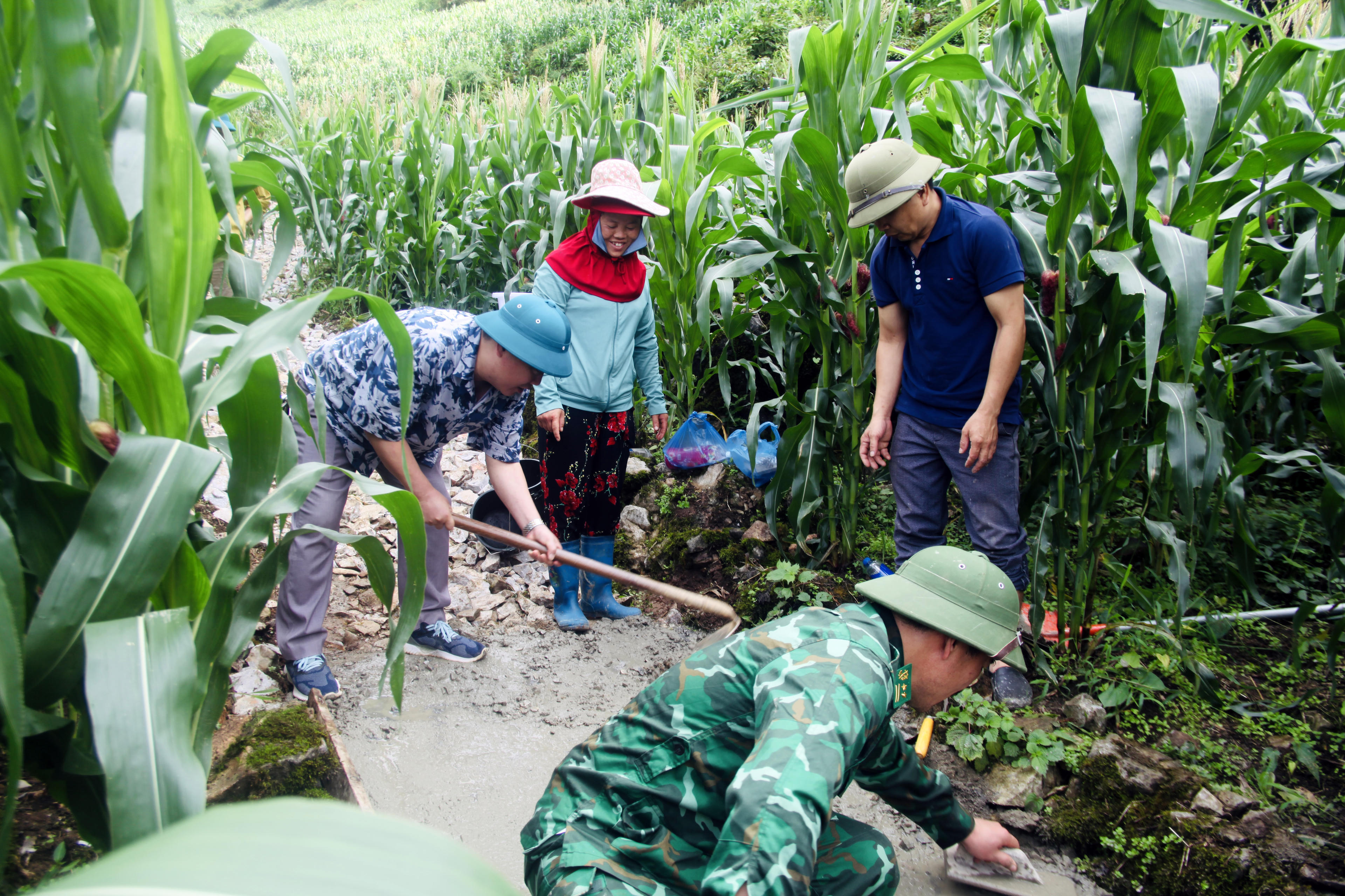 Những mét đường tuần tra dần hiện hữu giữa đại ngàn đá xám. Ảnh: Hoàng Chính.