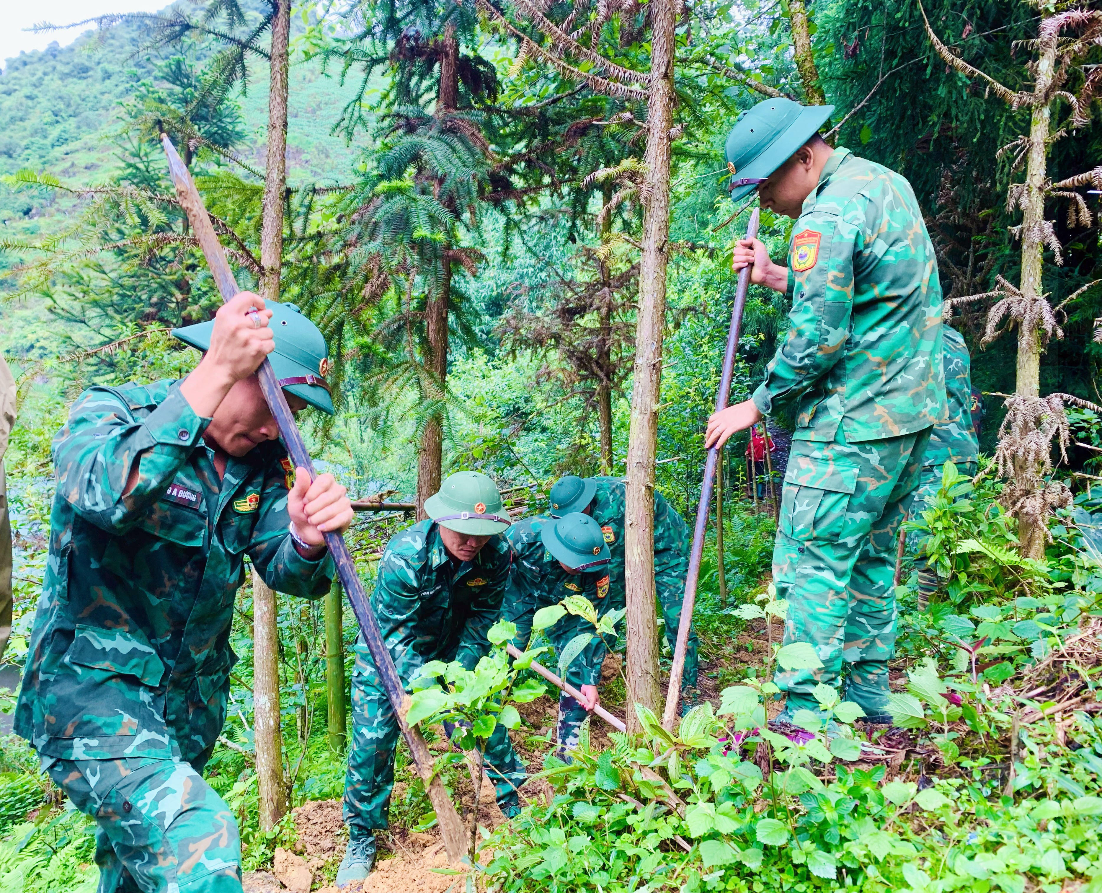 Cán bộ, chiến sĩ Đồn Biên phòng Tùng Vài, Bộ đội Biên phòng tỉnh Tuyên Quang huy động lực lượng mở đường tuần tra biên giới đi đến mốc 307, 308, 309 xã Tùng Vài. Ảnh: Hoàng Chính.