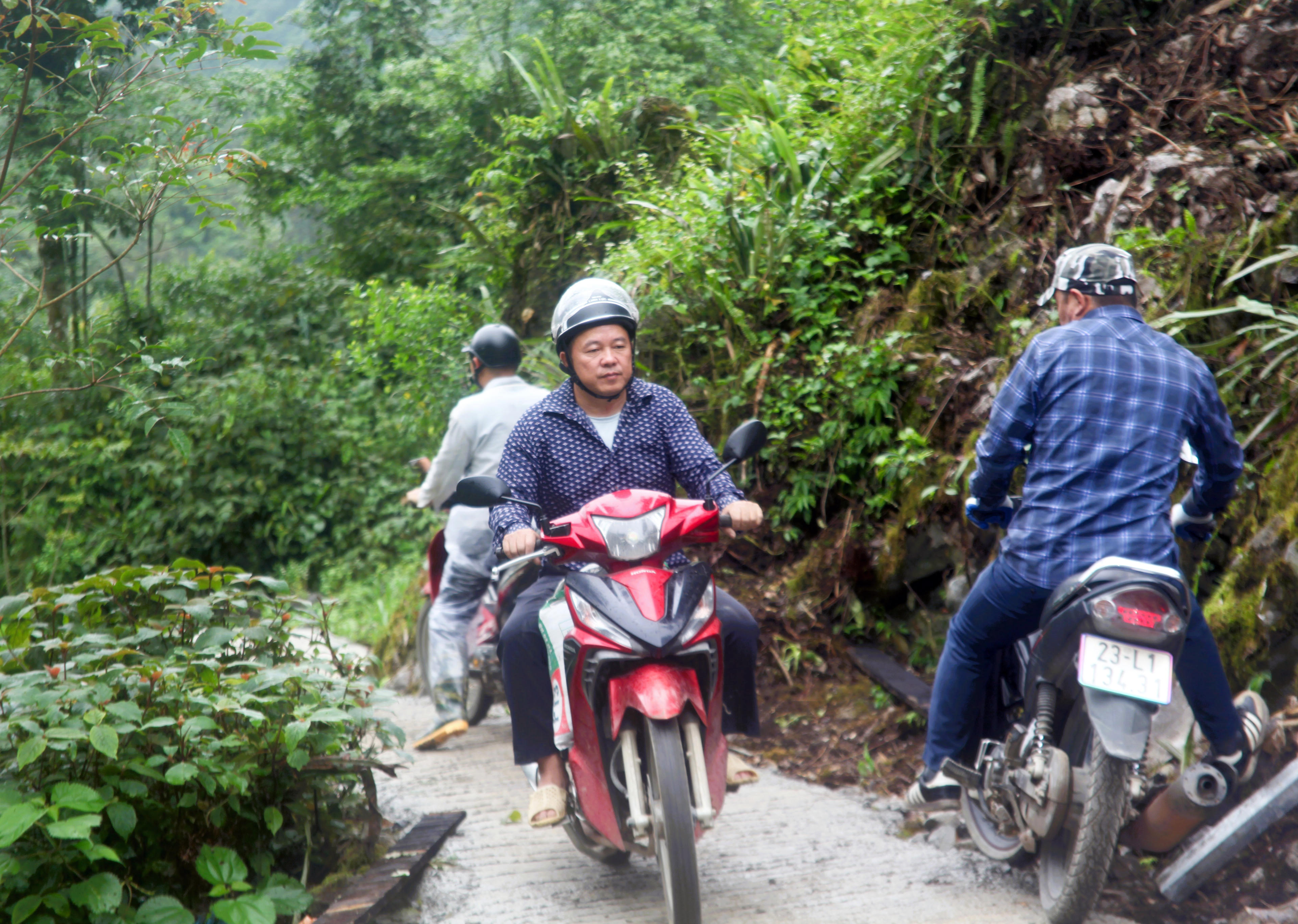 Đến nay, địa phương hoàn thành mở mặt bằng và tiến hành đổ bê tông được khoảng 1.000 mét đường tuần tra biên giới. Ảnh: Hoàng Chính.