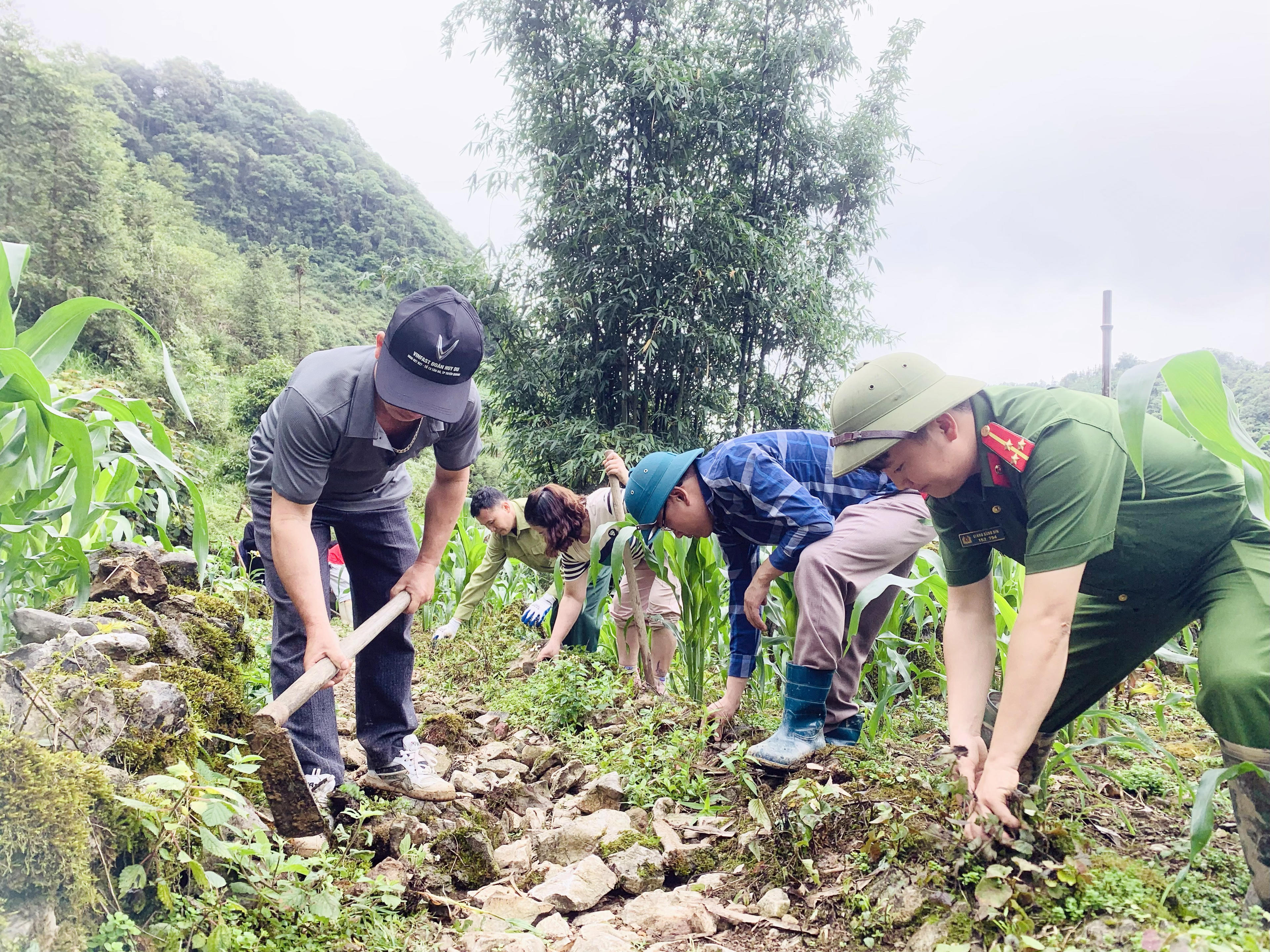 Các lực lượng và nhân dân trên địa bàn xã khẩn trương mở đường với tinh thần làm việc trách nhiệm, hối hả, khẩn trương. Ảnh: Hoàng Chính.
