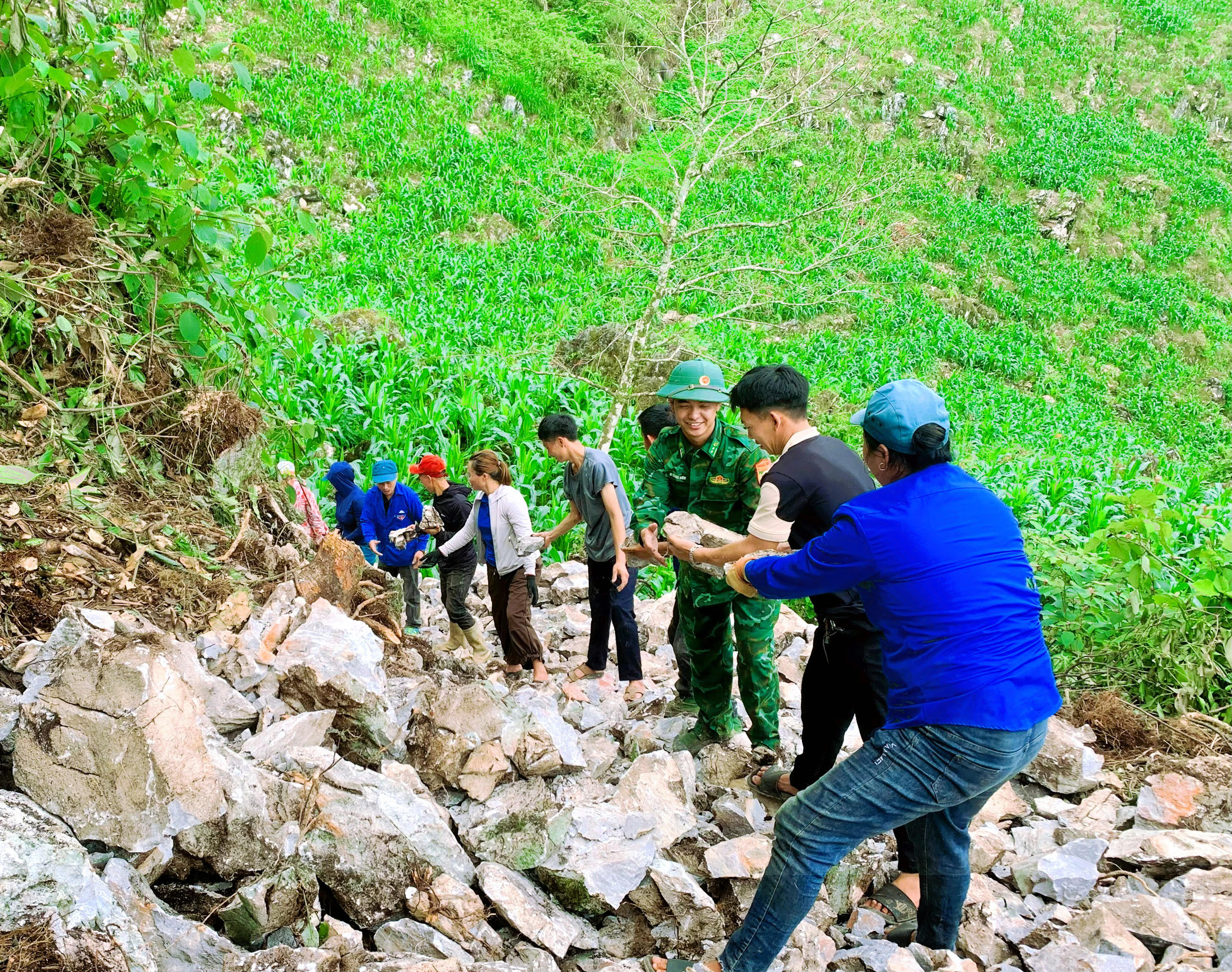 Bê từng viên đá, vác từng can nước để làm đường tuần tra biên giới thể hiện tinh thần đoàn kết, đồng lòng của các lực lượng và địa phương trong làm đường tuần tra. Ảnh: Hoàng Chính.
