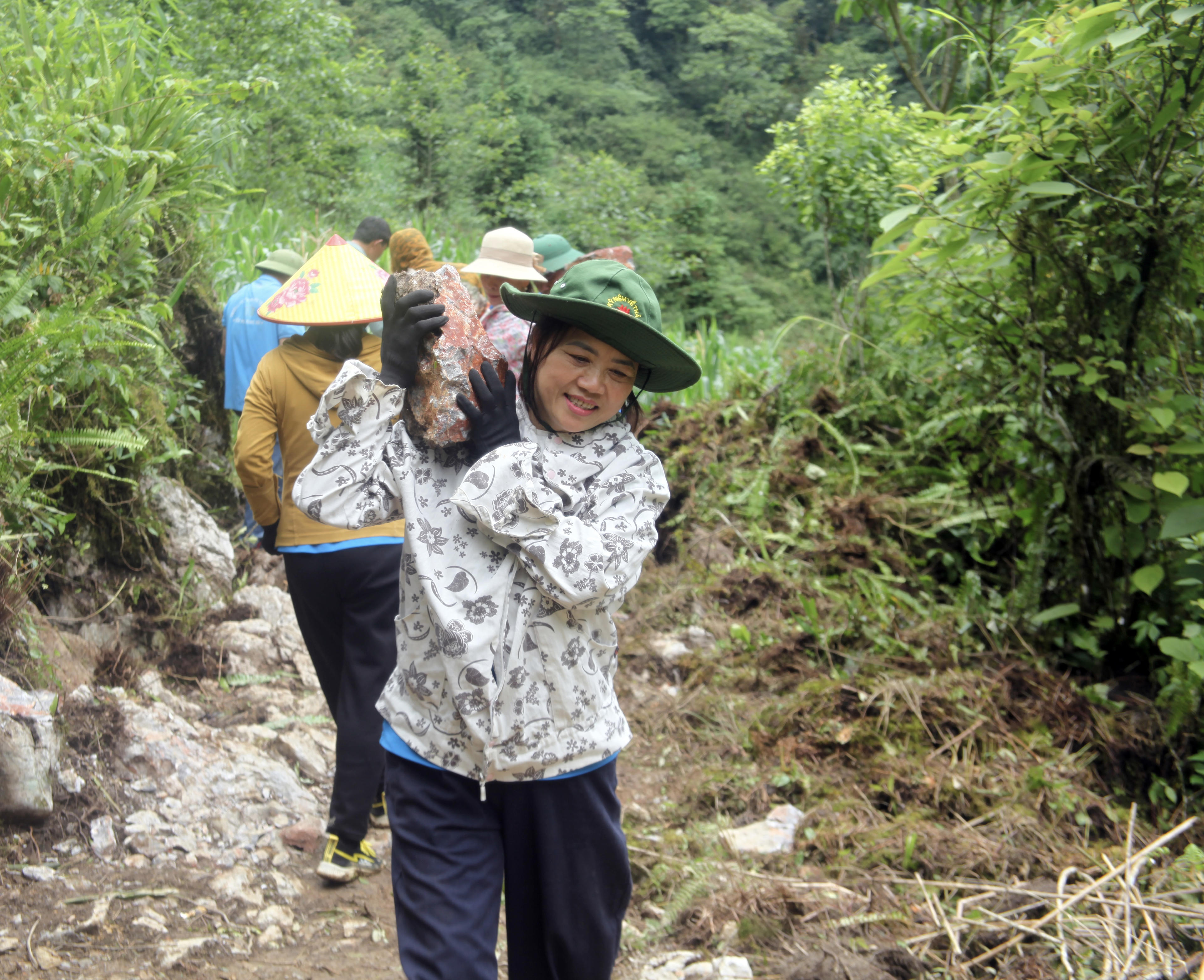 Bê từng viên đá, vác từng can nước để làm đường tuần tra biên giới thể hiện tinh thần đoàn kết, đồng lòng của các lực lượng và địa phương trong làm đường tuần tra. Ảnh: Hoàng Chính.