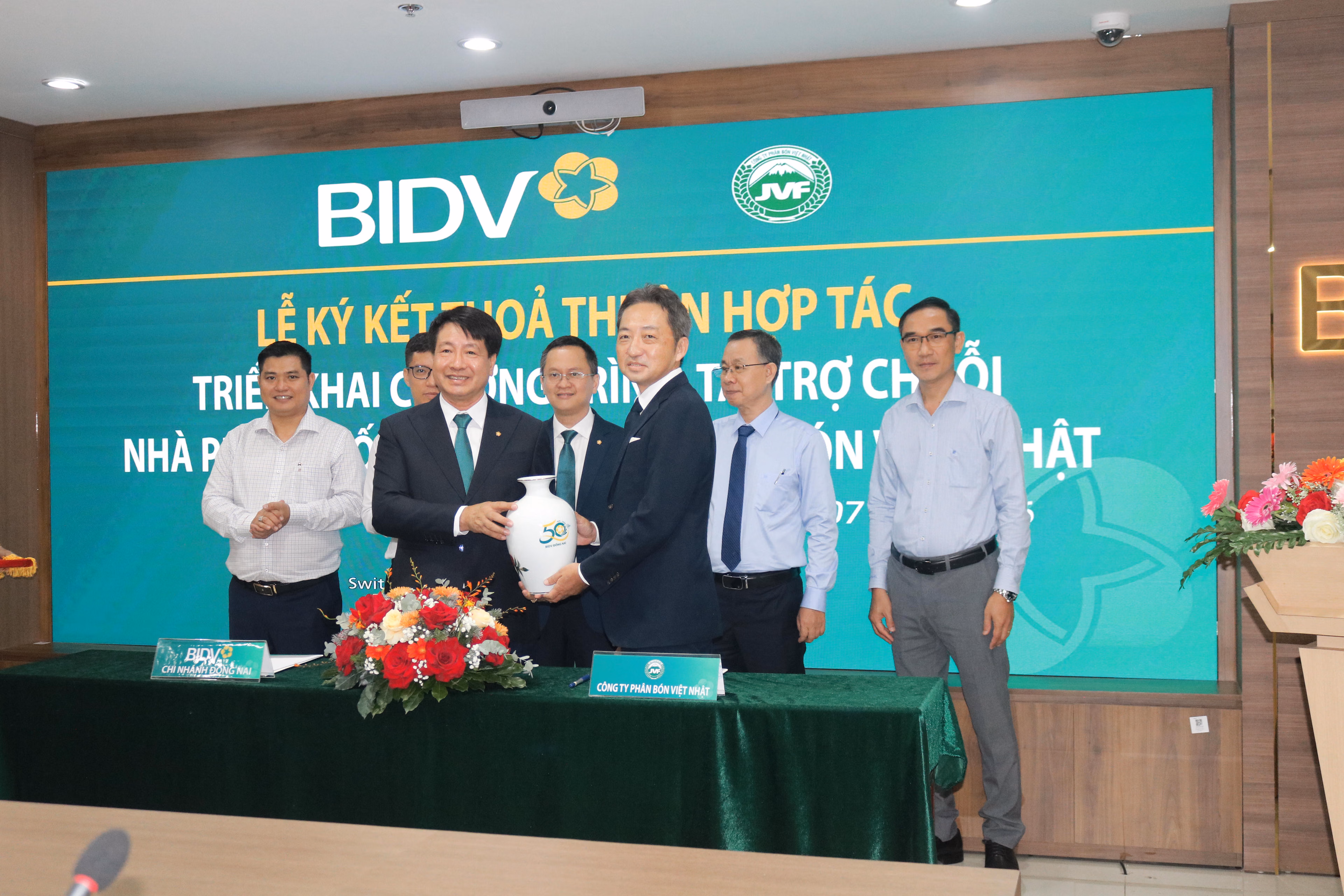 Ông Nguyễn Đức Toàn, Giám đốc BIDV Chi nhánh Đồng Nai tặng quà lưu niệm cho ông Jiro Nishiyama, Tổng Giám đốc Công ty Phân bón Việt Nhật.