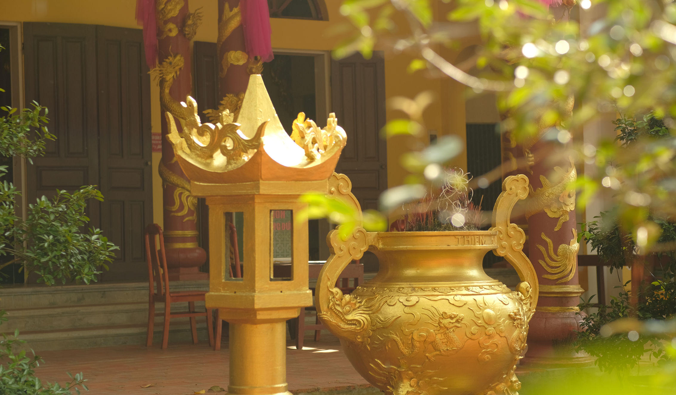 Phía trong là không gian thờ tự linh thiêng, nơi tôn trí tượng Đức Thánh Tản Viên Sơn Thánh ở vị trí trung tâm. Không gian nổi bật với gam màu vàng của bức tượng thờ và hệ thống sơn son thếp vàng, góp phần tôn lên vẻ trang trọng, linh thiêng cho không gian thờ tự.