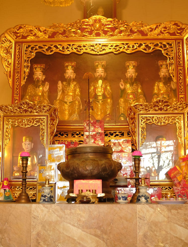 Công Đồng Thập Bái: Không gian thờ tự quy tụ mười vị thánh được nhân dân tôn kính, phản ánh truyền thống tôn vinh những bậc có công với dân với nước trong tín ngưỡng dân gian Việt Nam.