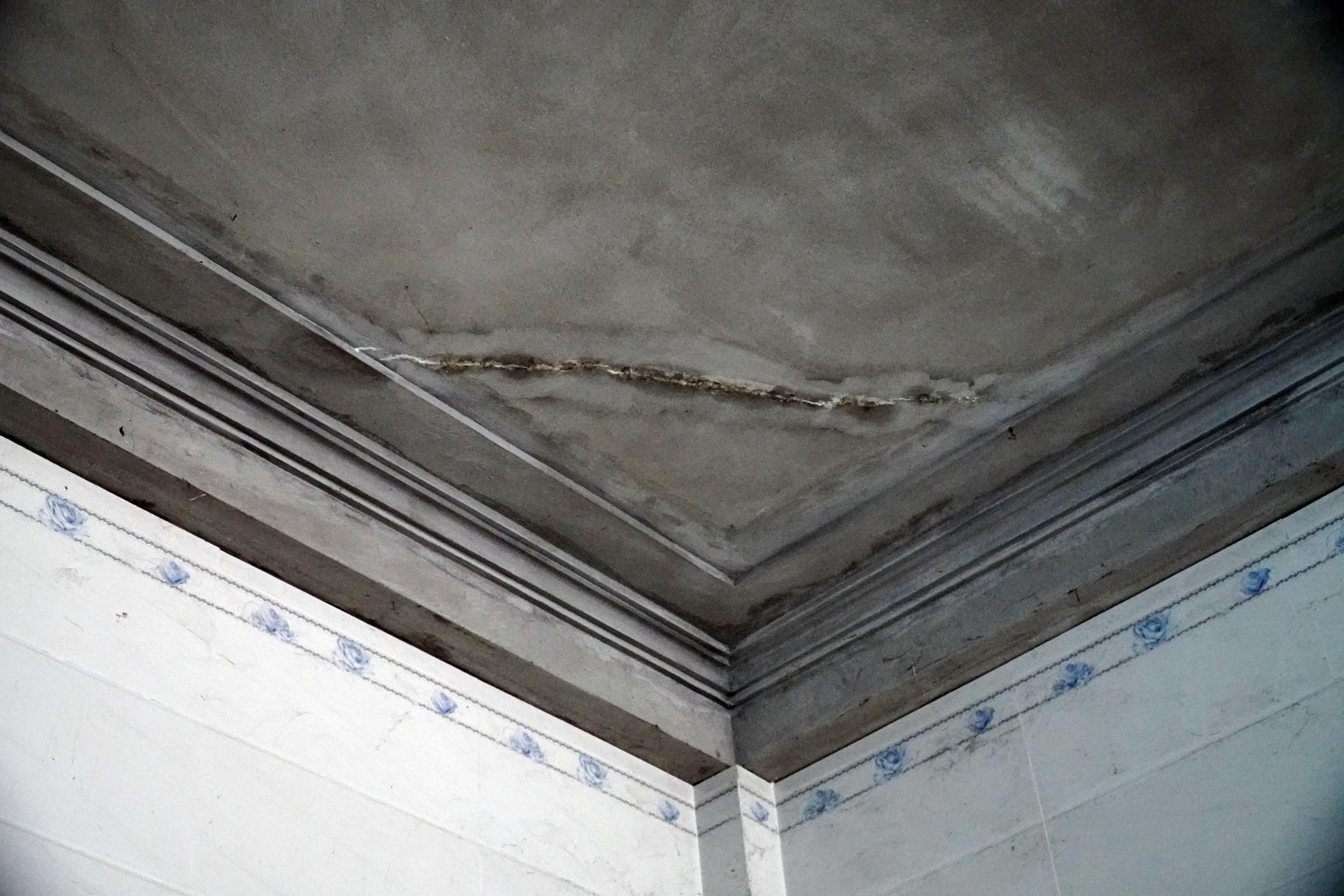 Nhà ông Sùng Văn Chiến bị nứt mái, nứt tường, các thiết bị phải kê lên cao vì sợ nước lại dâng cao.