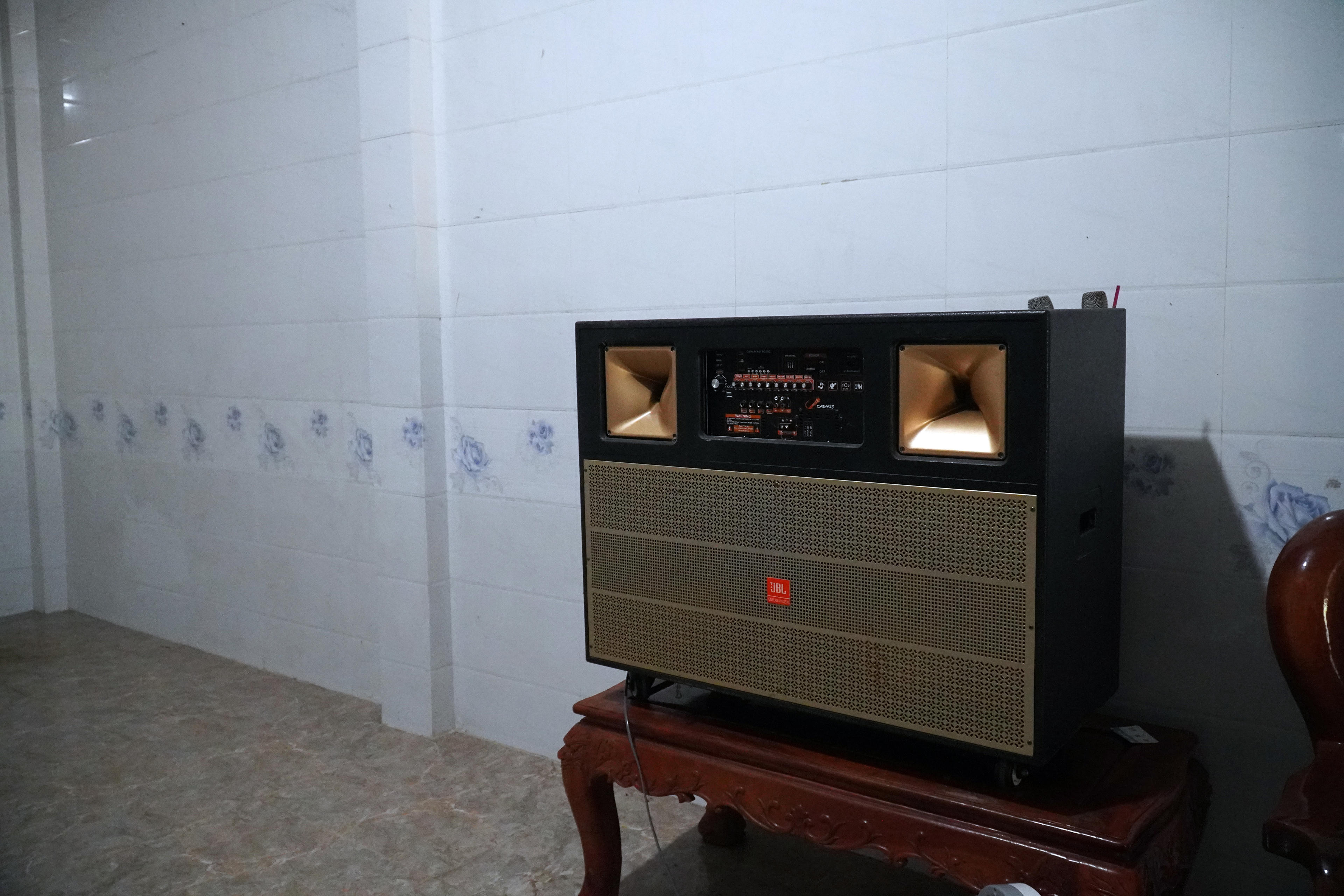 Nhà ông Sùng Văn Chiến bị nứt mái, nứt tường, các thiết bị phải kê lên cao vì sợ nước lại dâng cao.
