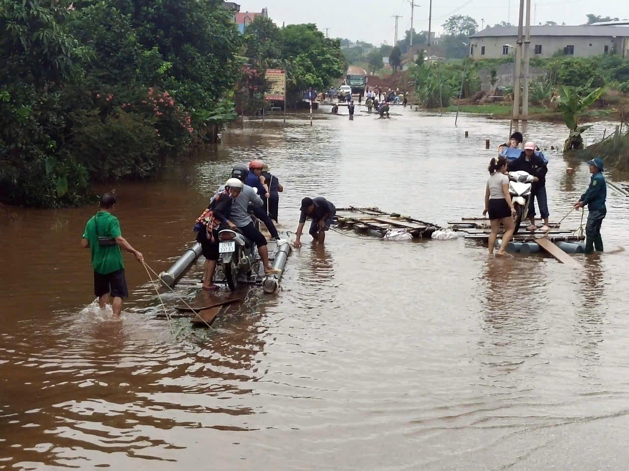 Các hộ dân đang phải sống chung với nước bẩn, nhiều người có dấu hiệu nhiễm dịch bệnh.