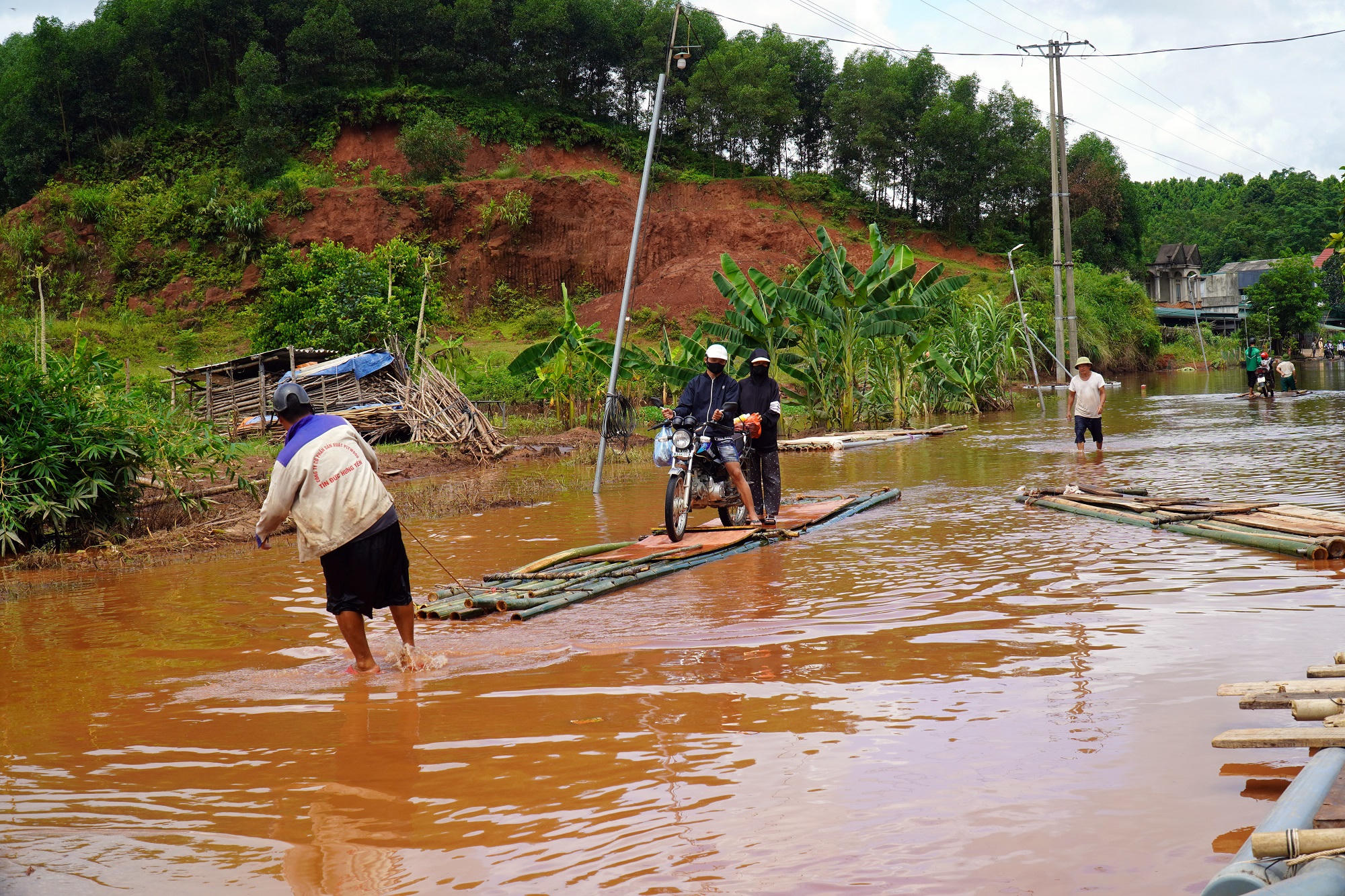 Các hộ dân đang phải sống chung với nước bẩn, nhiều người có dấu hiệu nhiễm dịch bệnh.