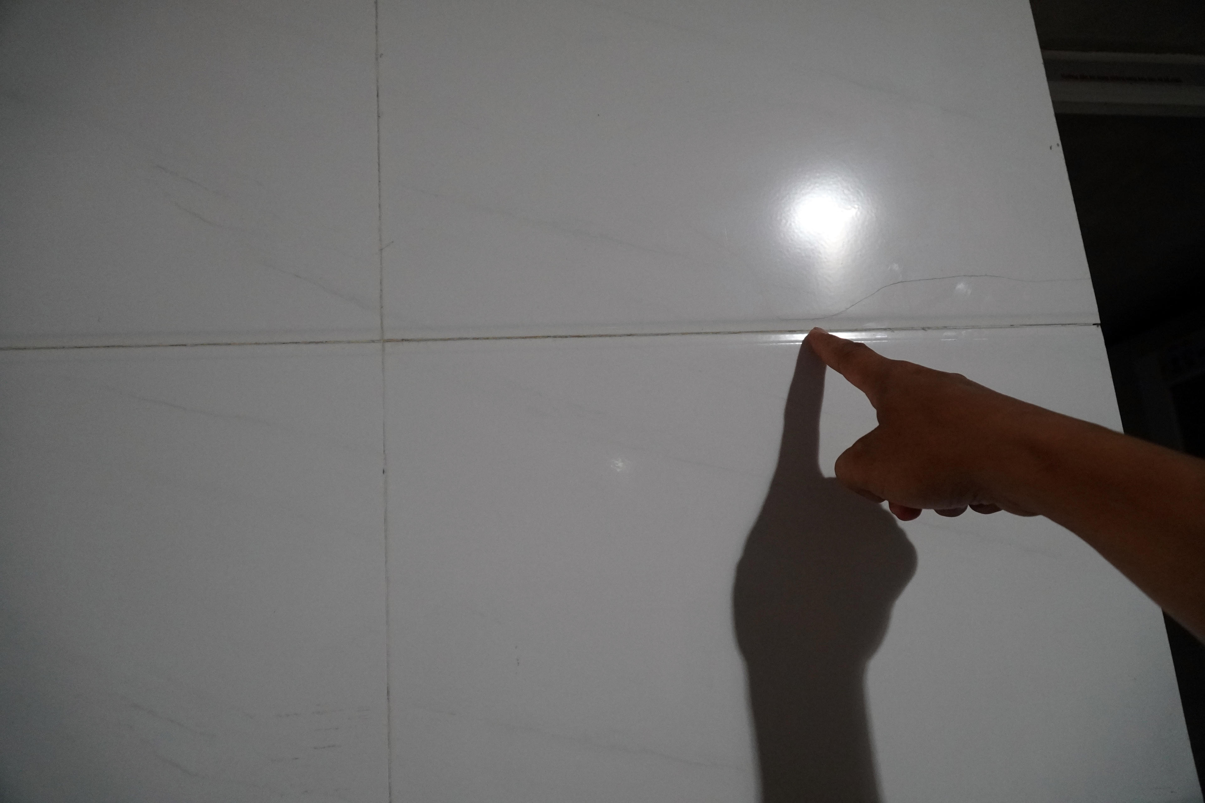 Nhà ông Sùng Văn Chiến bị nứt mái, nứt tường, các thiết bị phải kê lên cao vì sợ nước lại dâng cao.