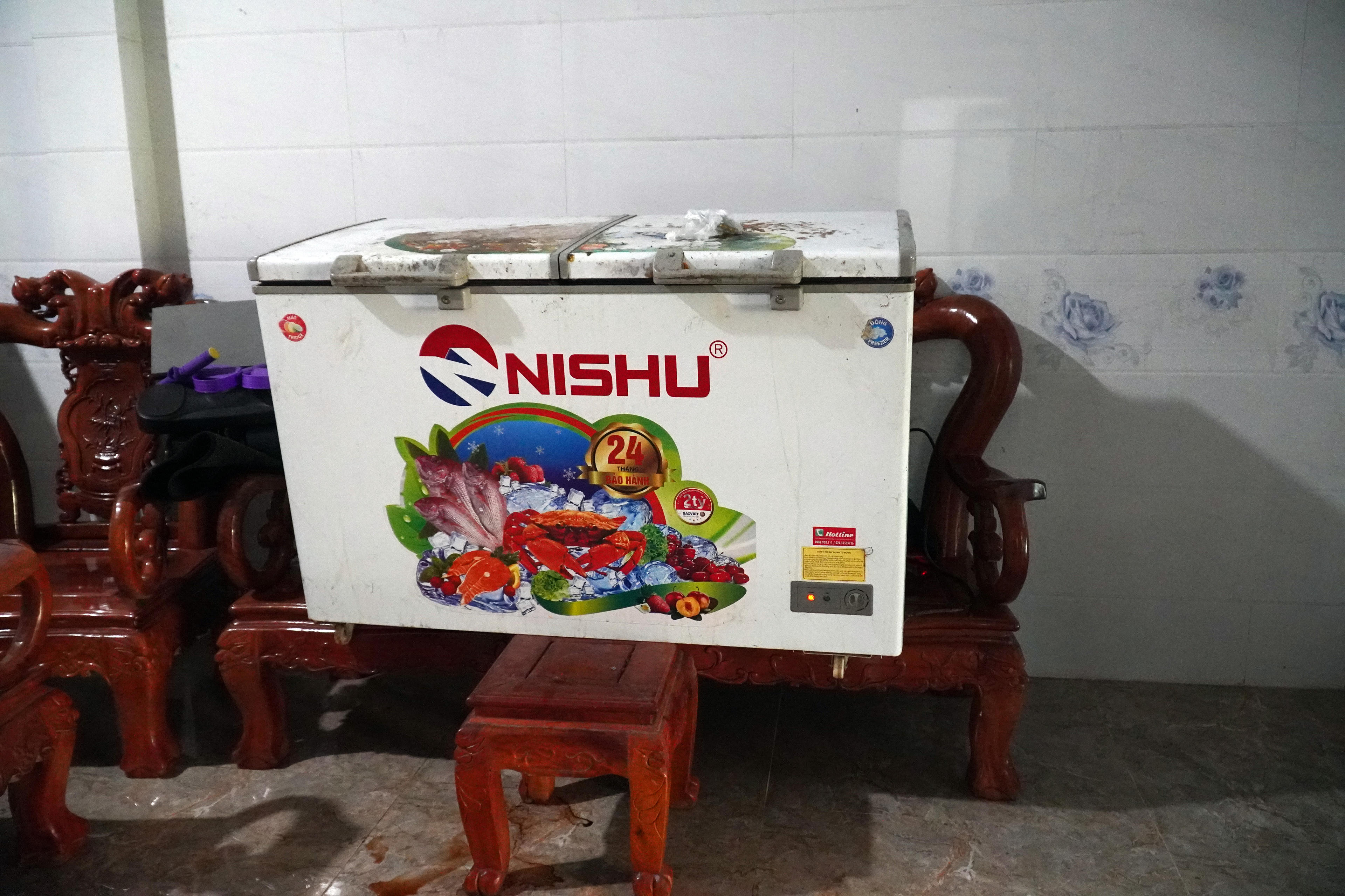 Nhà ông Sùng Văn Chiến bị nứt mái, nứt tường, các thiết bị phải kê lên cao vì sợ nước lại dâng cao.