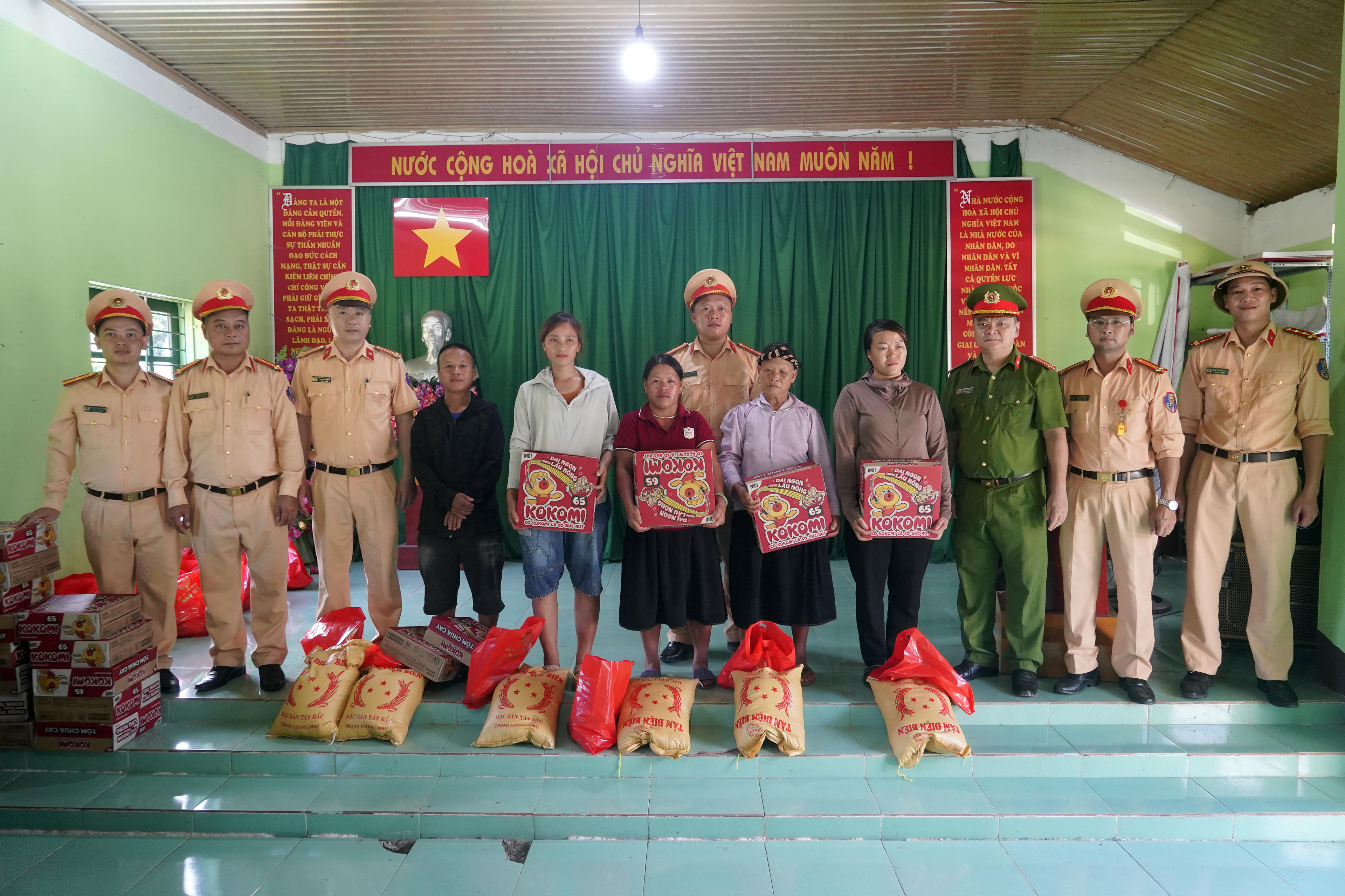 Chiều ngày 11/7, Đội cảnh sát giao thông (CSGT) đường bộ số 2, Phòng CSGT Công an tỉnh Tuyên Quang phối hợp với Công an xã Tân Trịnh tổ chức trao quà cho các hộ gia đình bị ảnh hưởng bởi mưa lũ.