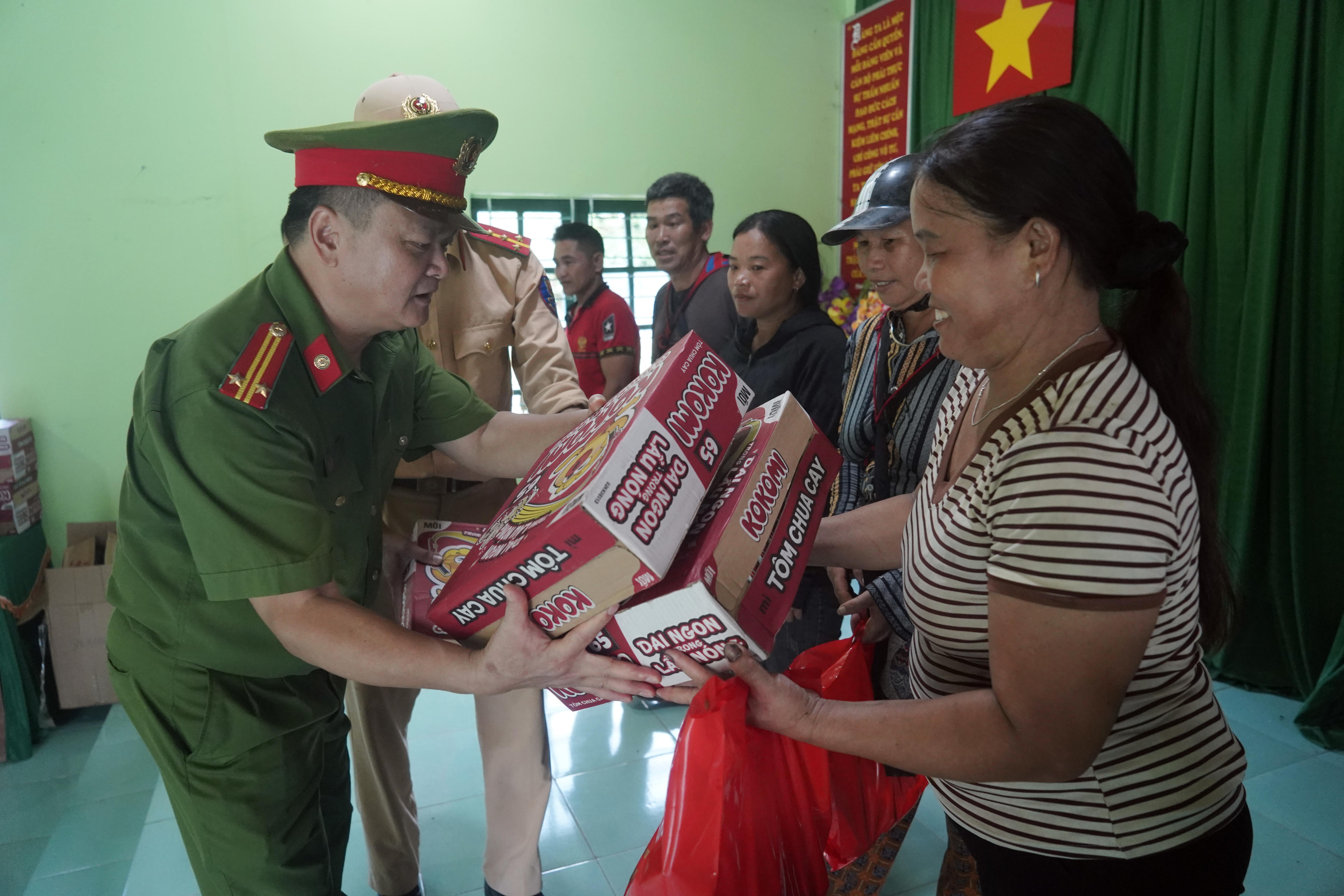 Chiều ngày 11/7, Đội cảnh sát giao thông (CSGT) đường bộ số 2, Phòng CSGT Công an tỉnh Tuyên Quang phối hợp với Công an xã Tân Trịnh tổ chức trao quà cho các hộ gia đình bị ảnh hưởng bởi mưa lũ.