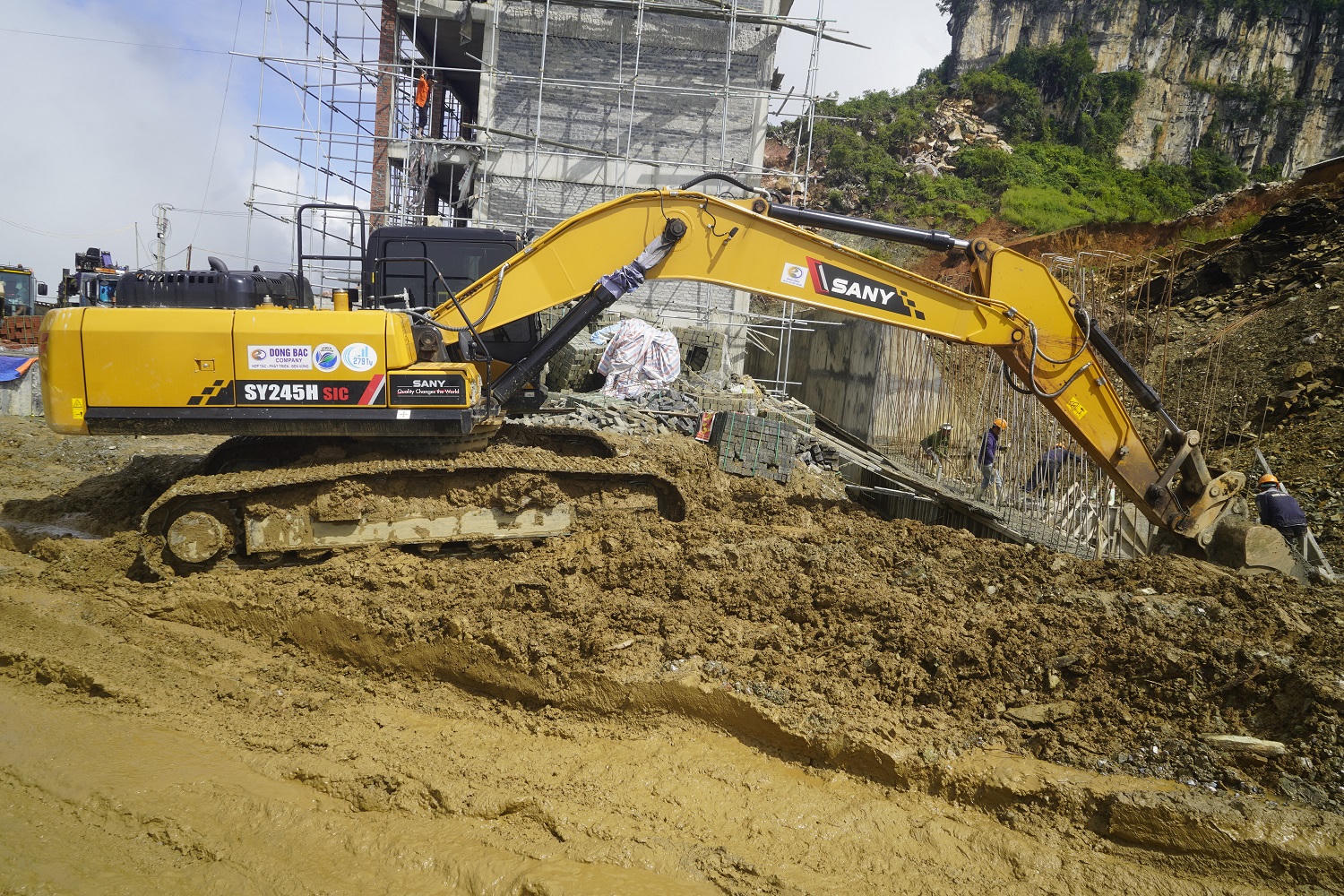Nhiều thiết bị máy móc hiện đại được đơn vị thi công sử dụng tại công trường.