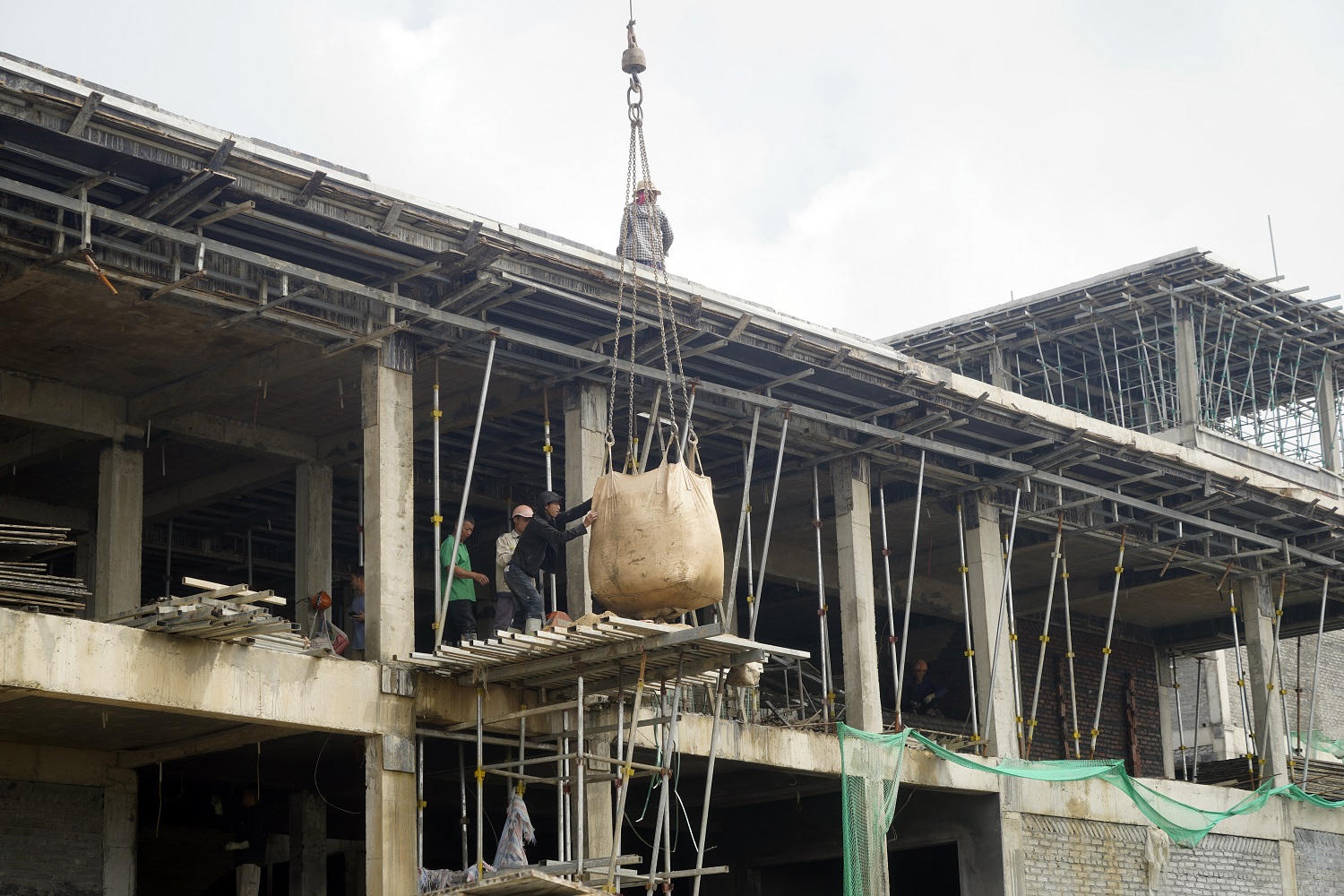 Nhiều thiết bị máy móc hiện đại được đơn vị thi công sử dụng tại công trường.